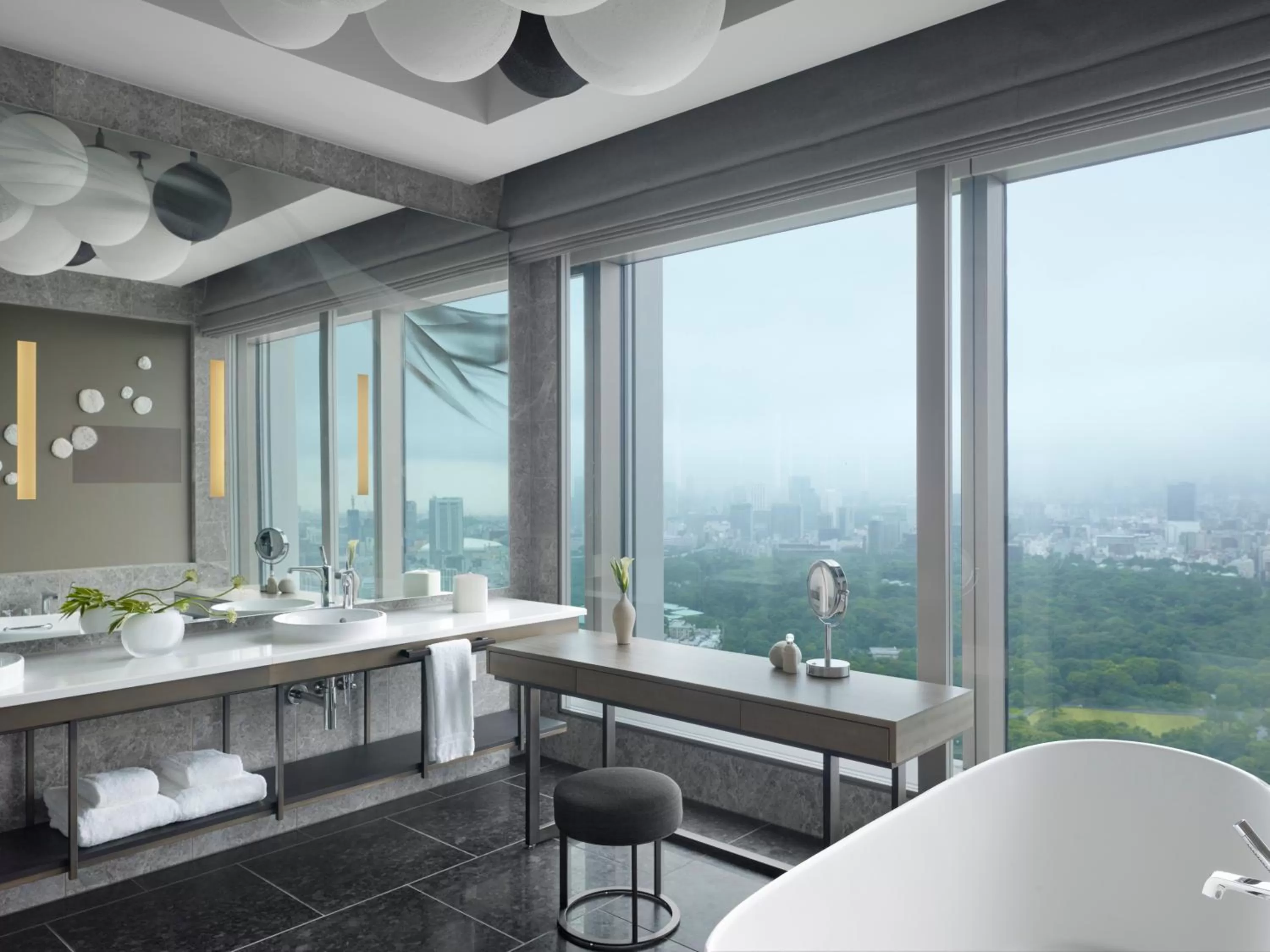 Hot Tub in Four Seasons Hotel Tokyo at Otemachi