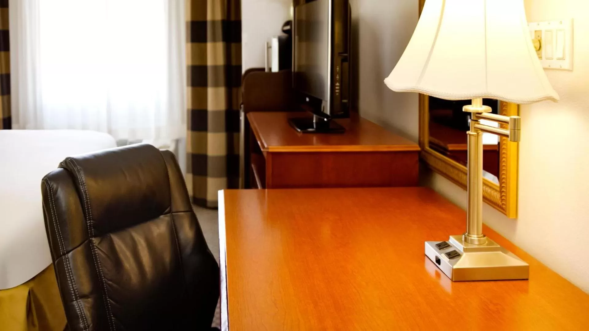 TV and multimedia, Bed in Wingate by Wyndham Eagle Vail Valley