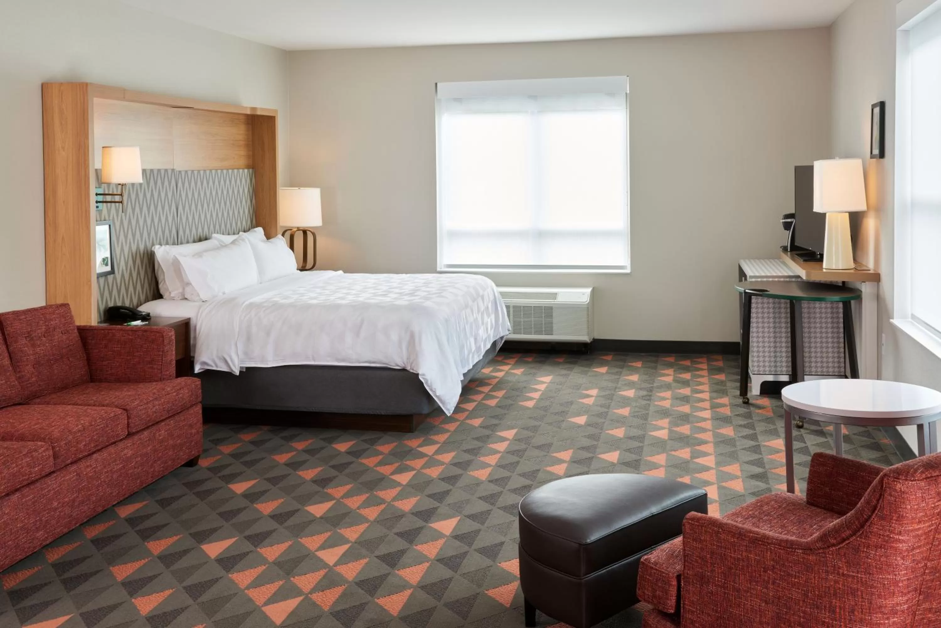 Photo of the whole room, Bed in Holiday Inn & Suites Philadelphia W - Drexel Hill by IHG