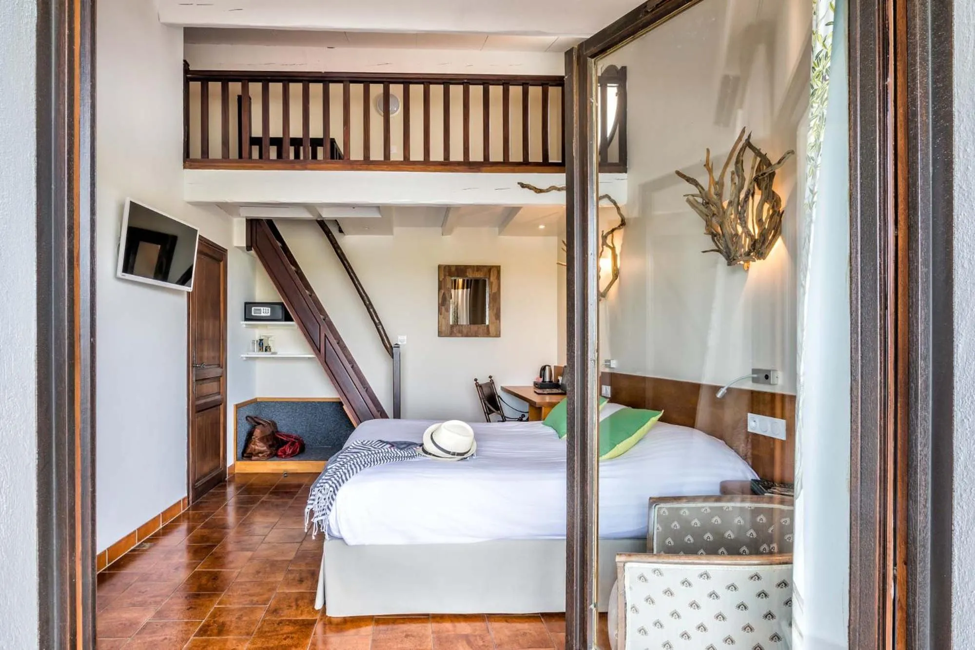 Photo of the whole room, Bed in Auberge Cavaliere du Pont des Bannes