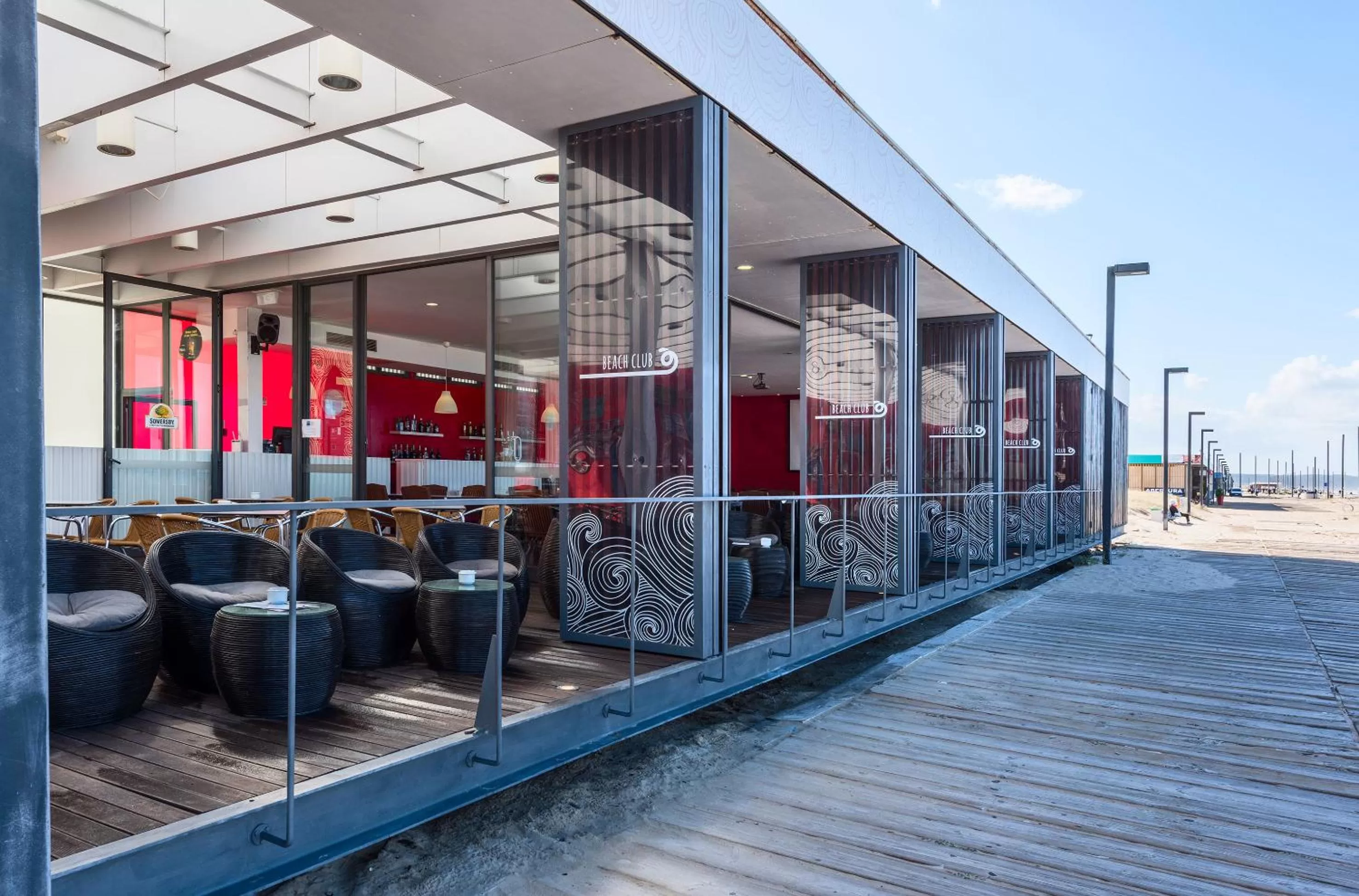 Lounge or bar in TRYP by Wyndham Lisboa Caparica Mar