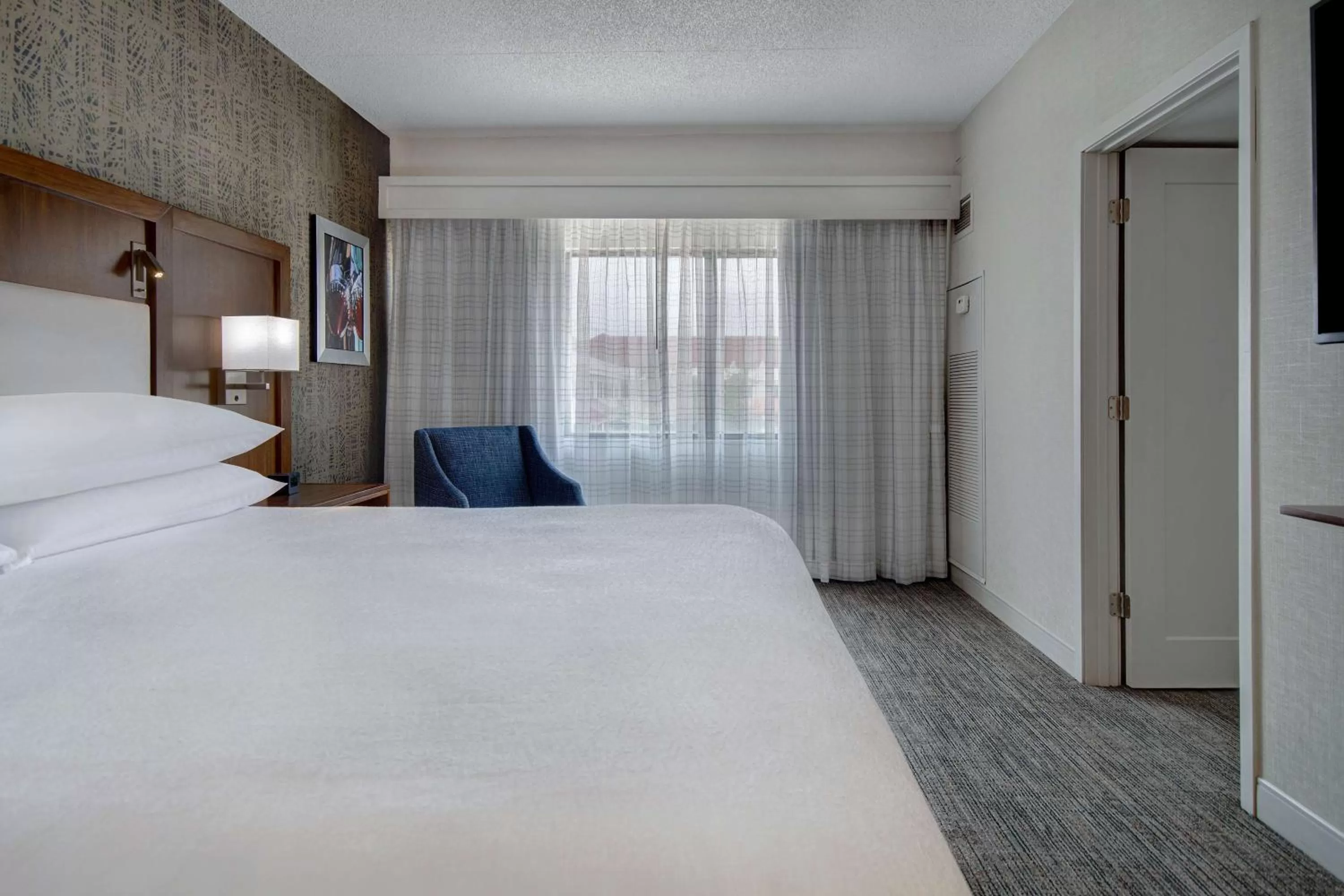 Bed in Embassy Suites by Hilton Detroit Metro Airport