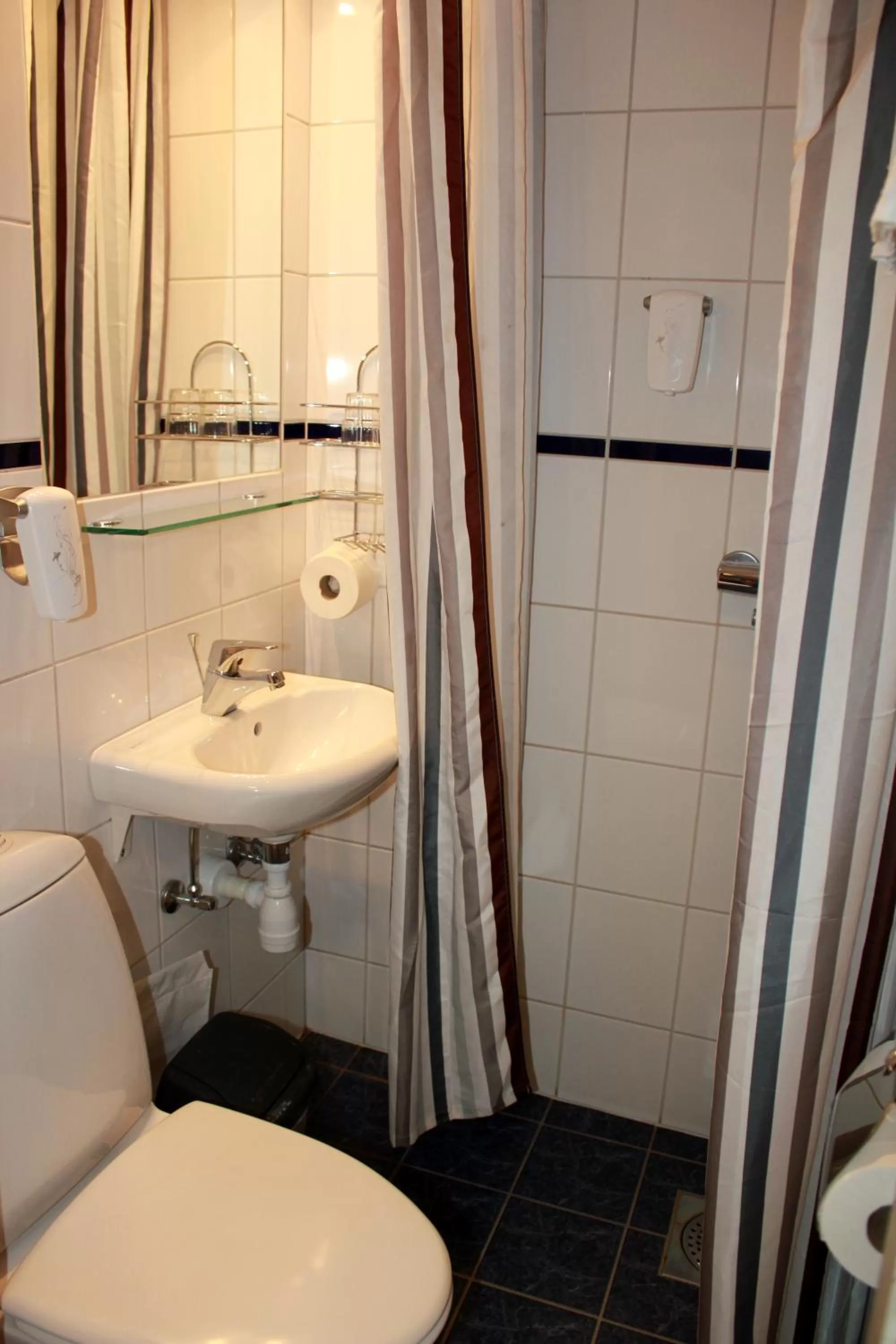 Shower in Grand Hotel Arendal - Unike Hoteller