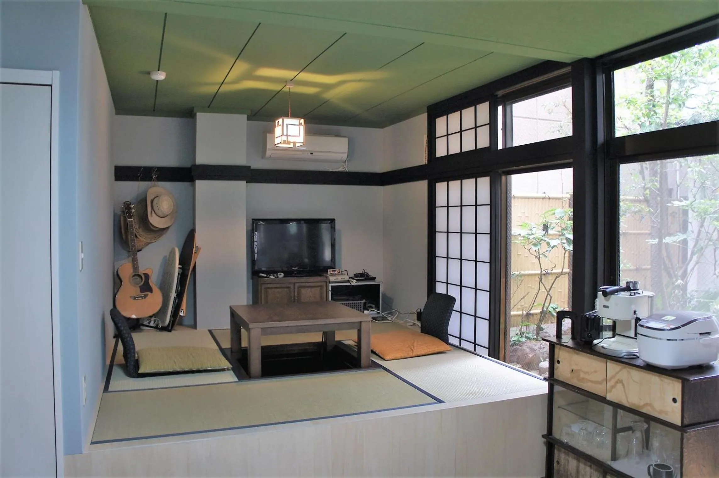 Communal lounge/ TV room in Juyoh Hotel