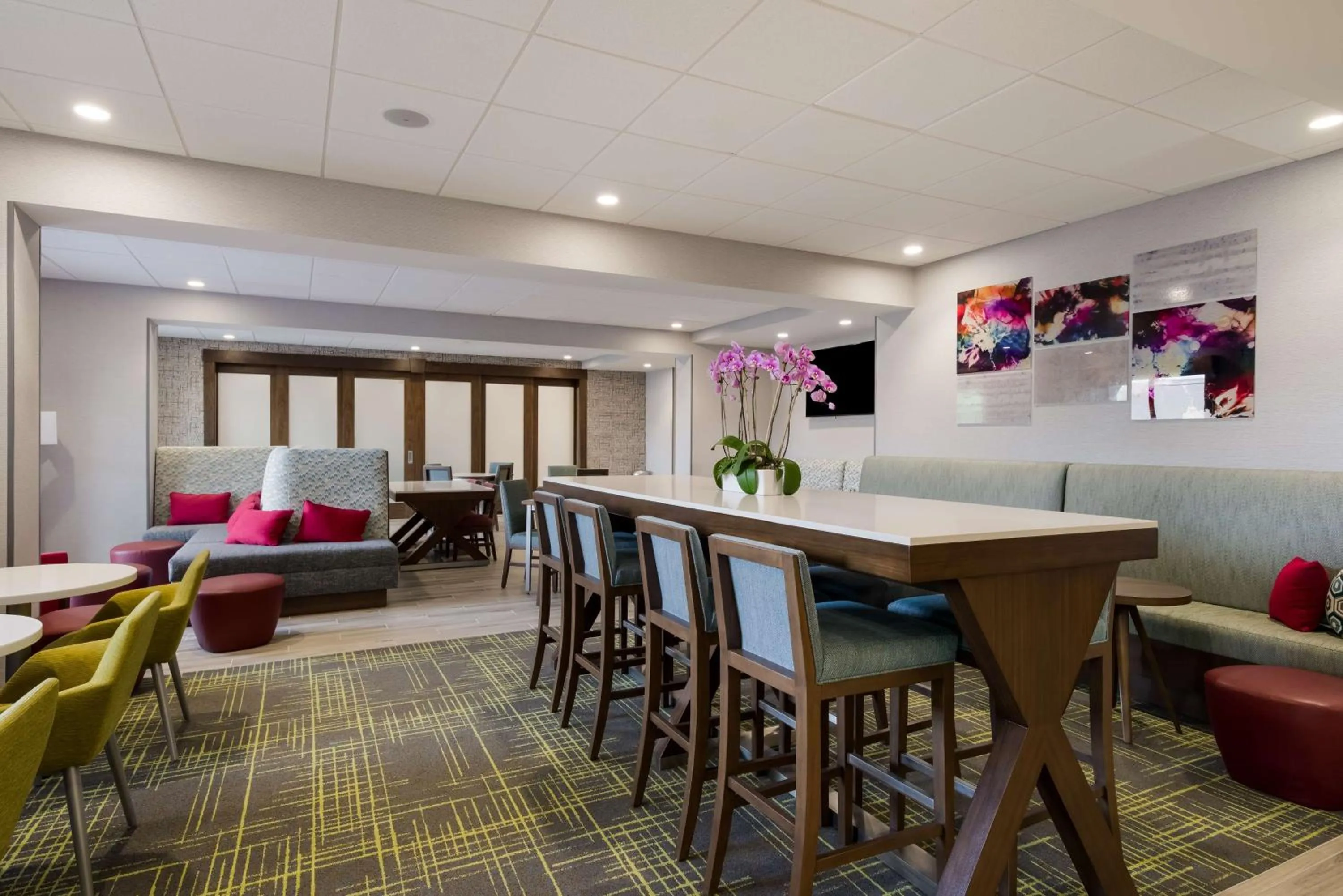 Seating area in Hampton Inn Concord