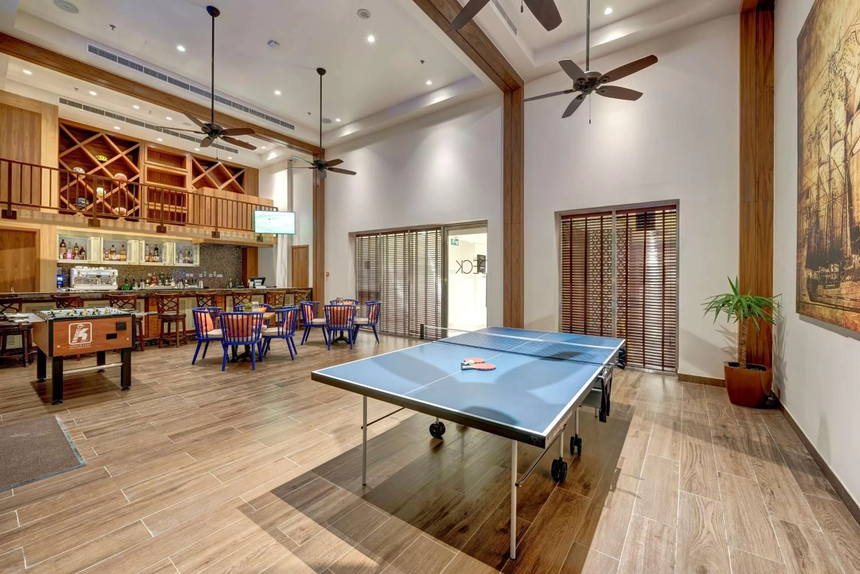 Lounge or bar in Radisson Blu Hotel, Ajman