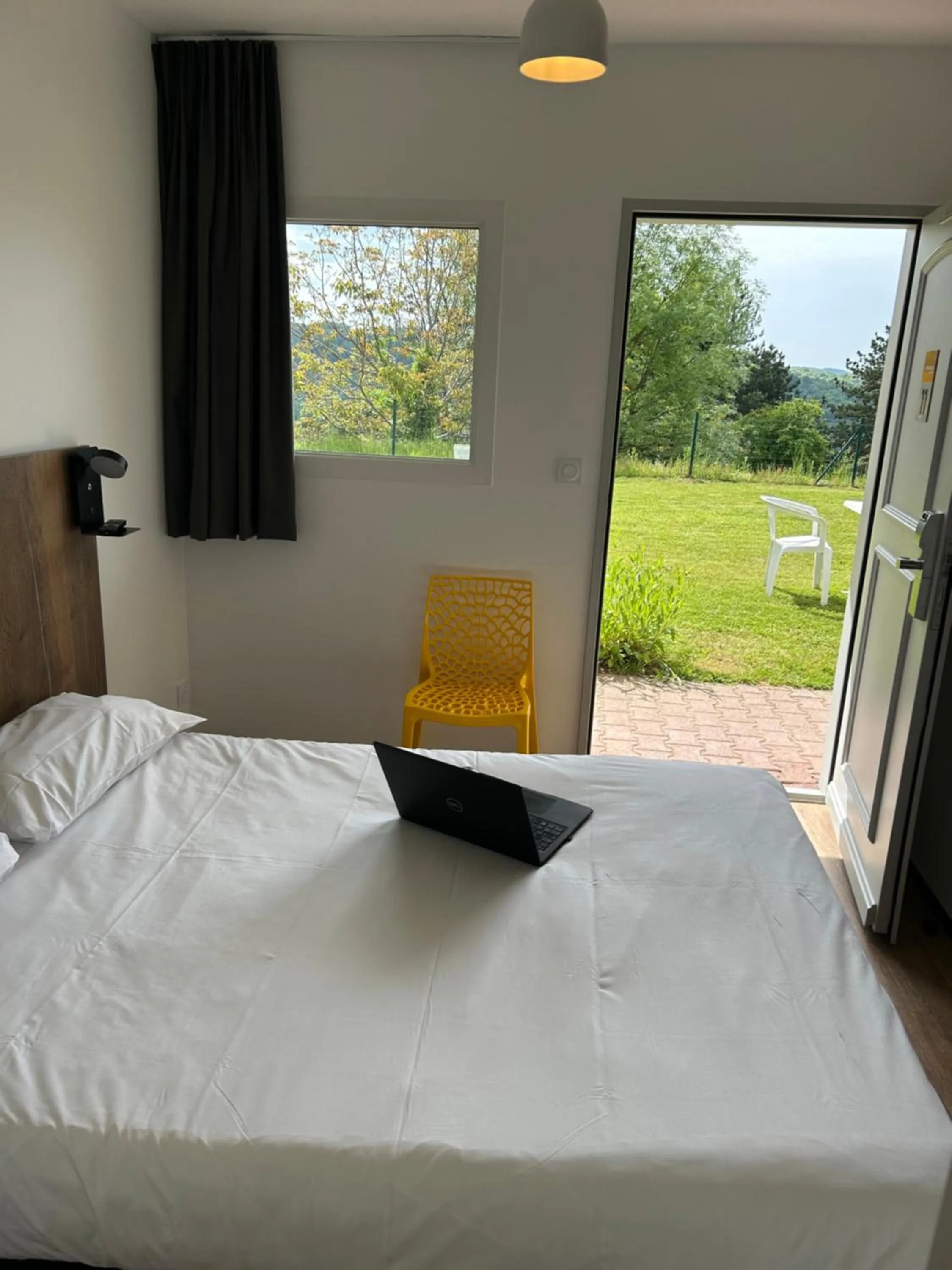 Photo of the whole room, Bed in The Originals Access, Hôtel Tulle
