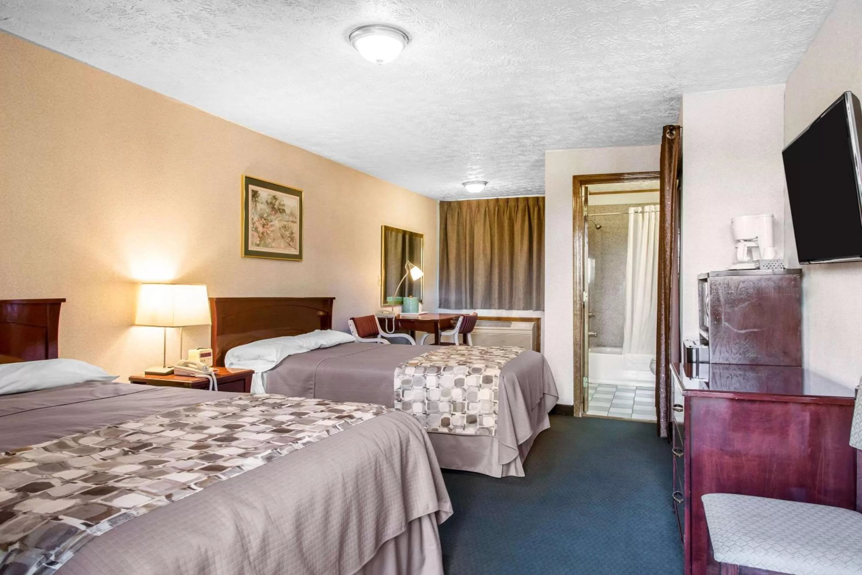 Photo of the whole room, Bed in Rodeway Inn & Suites Branford - Guilford