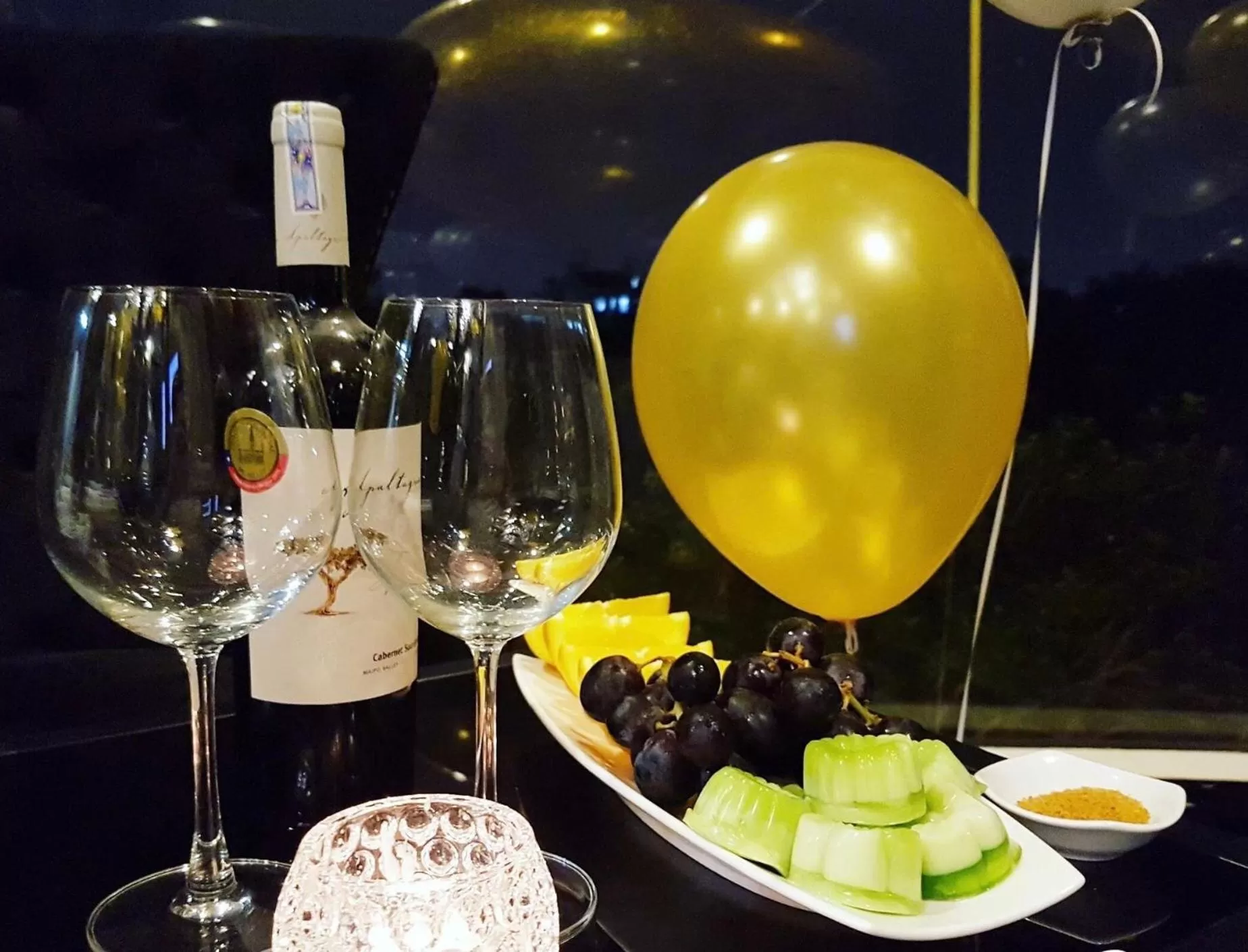 Food and drinks in The Royal Hotel Near West Lake