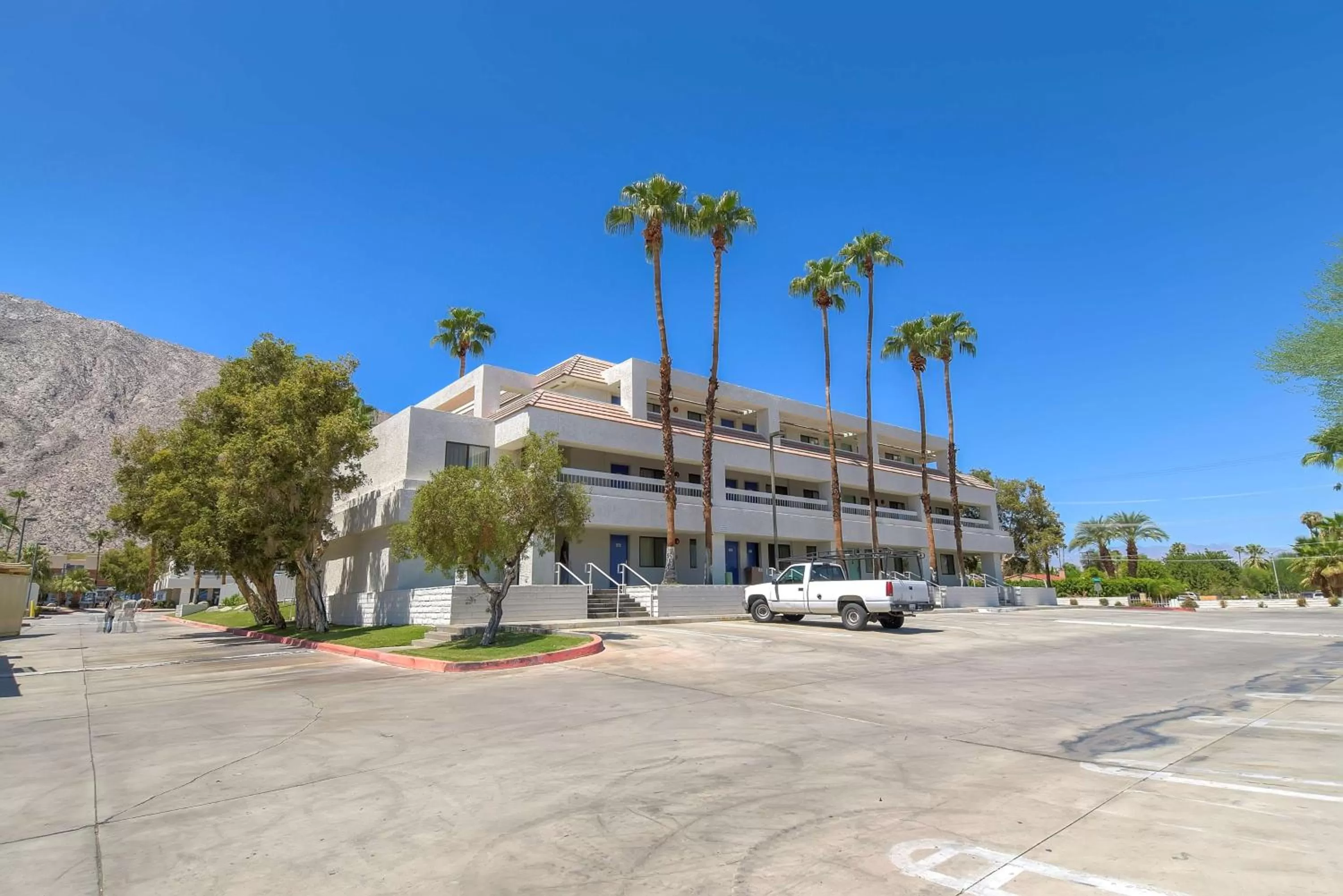 Property building in Motel 6-Palm Springs, CA - Downtown