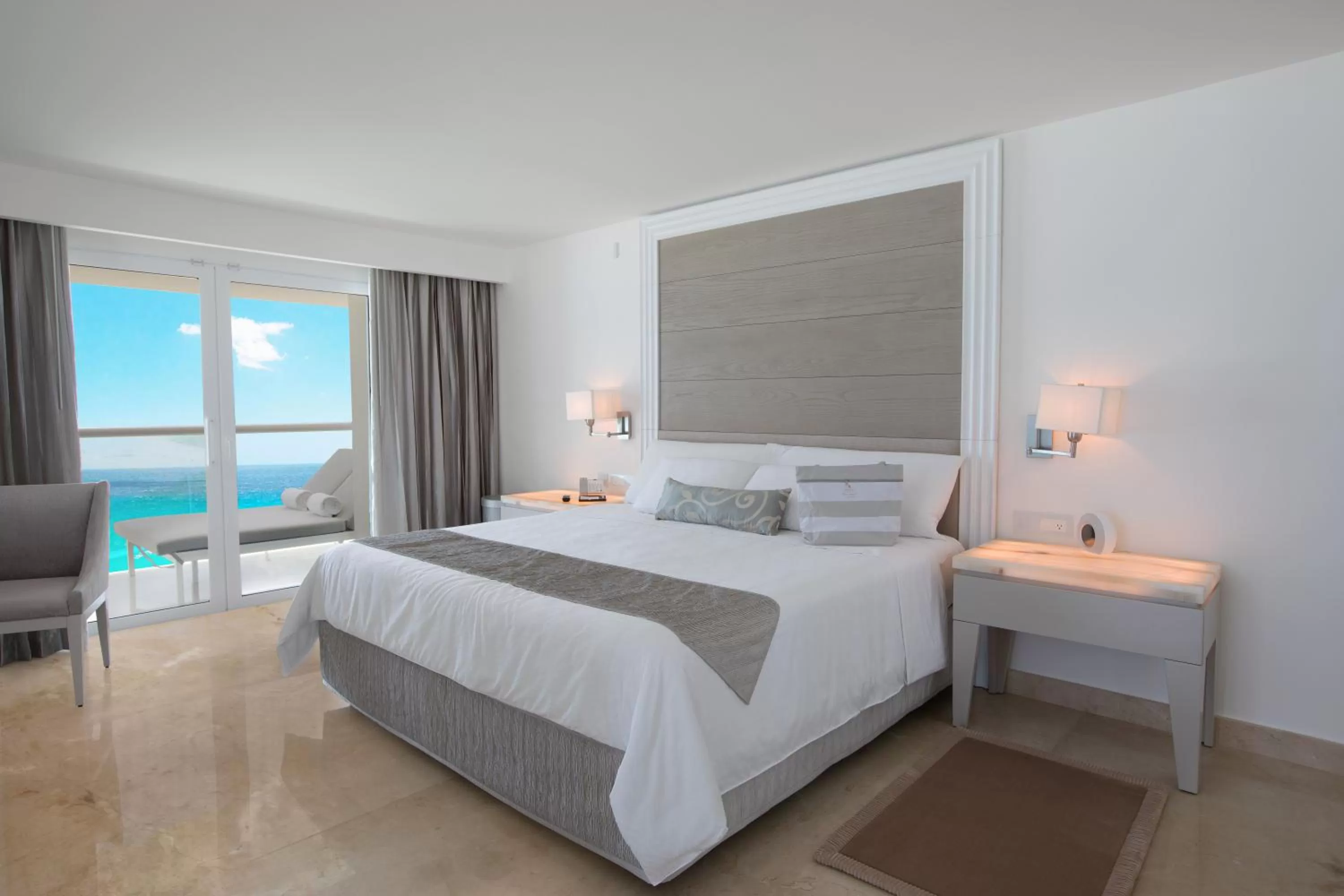 Royale Governor Suite Ocean Front - King Size Bed in Le Blanc Resort Cancun Adults Only - All Inclusive