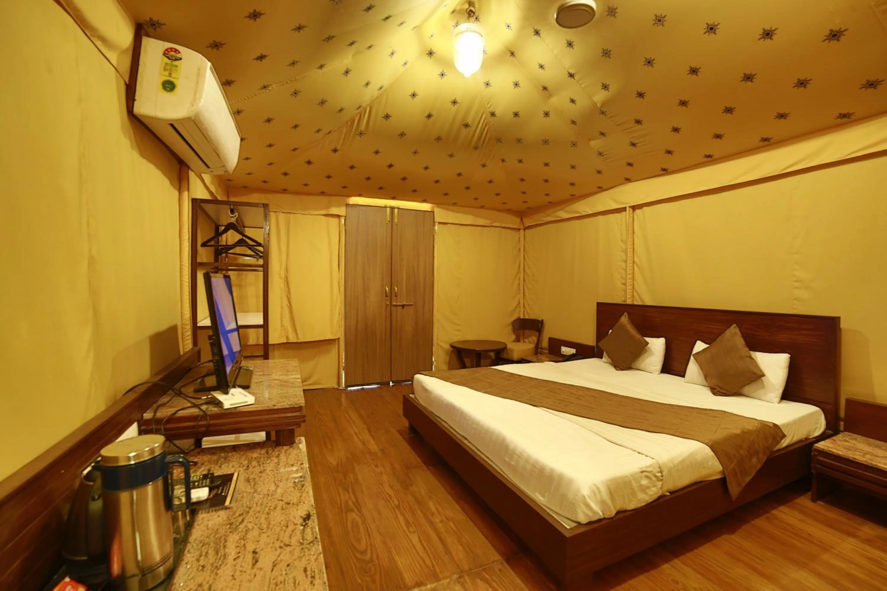 Communal lounge/ TV room in The Colonial Manek Manor By SAH