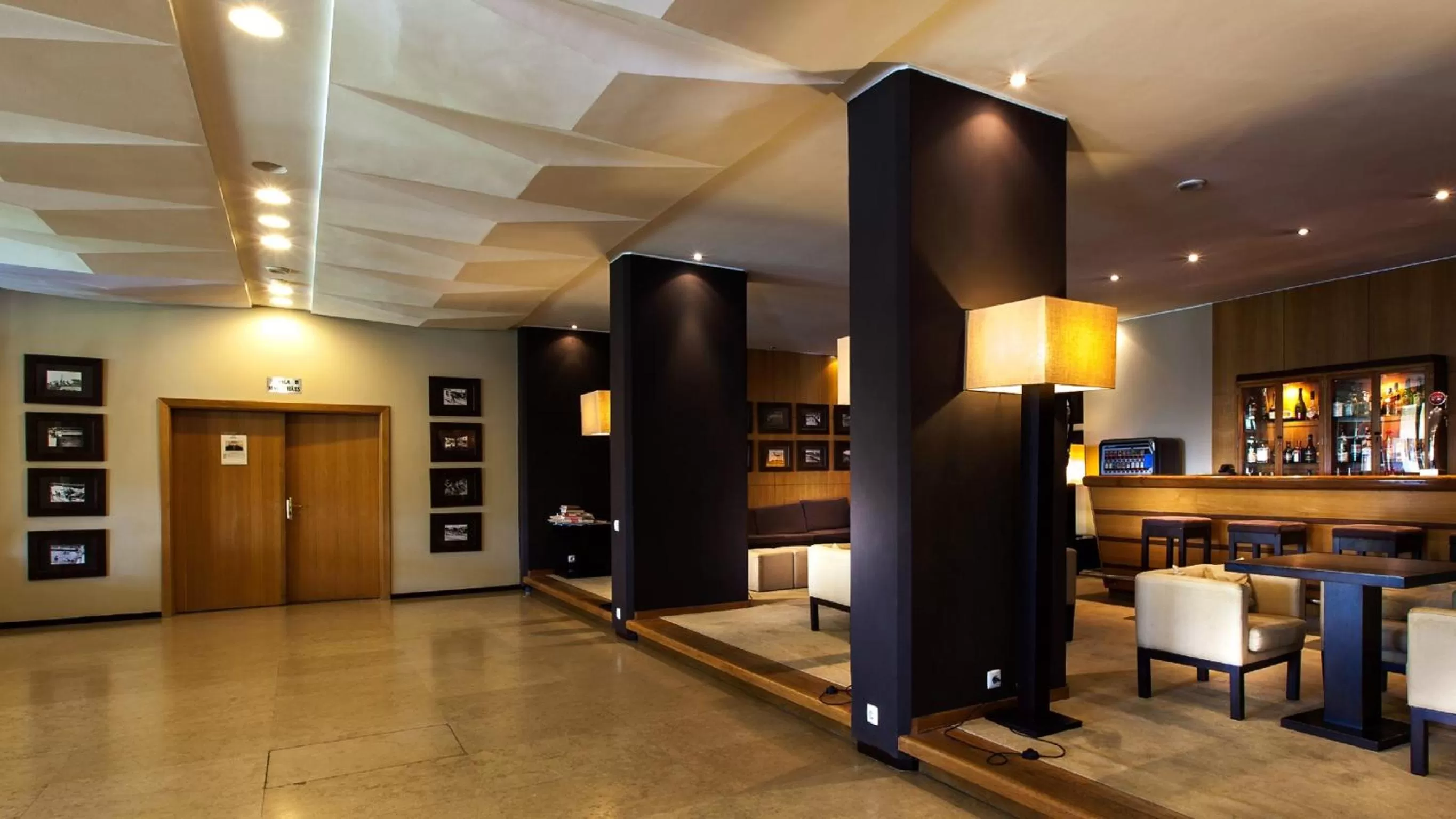 Lounge or bar in Carcavelos Beach Hotel