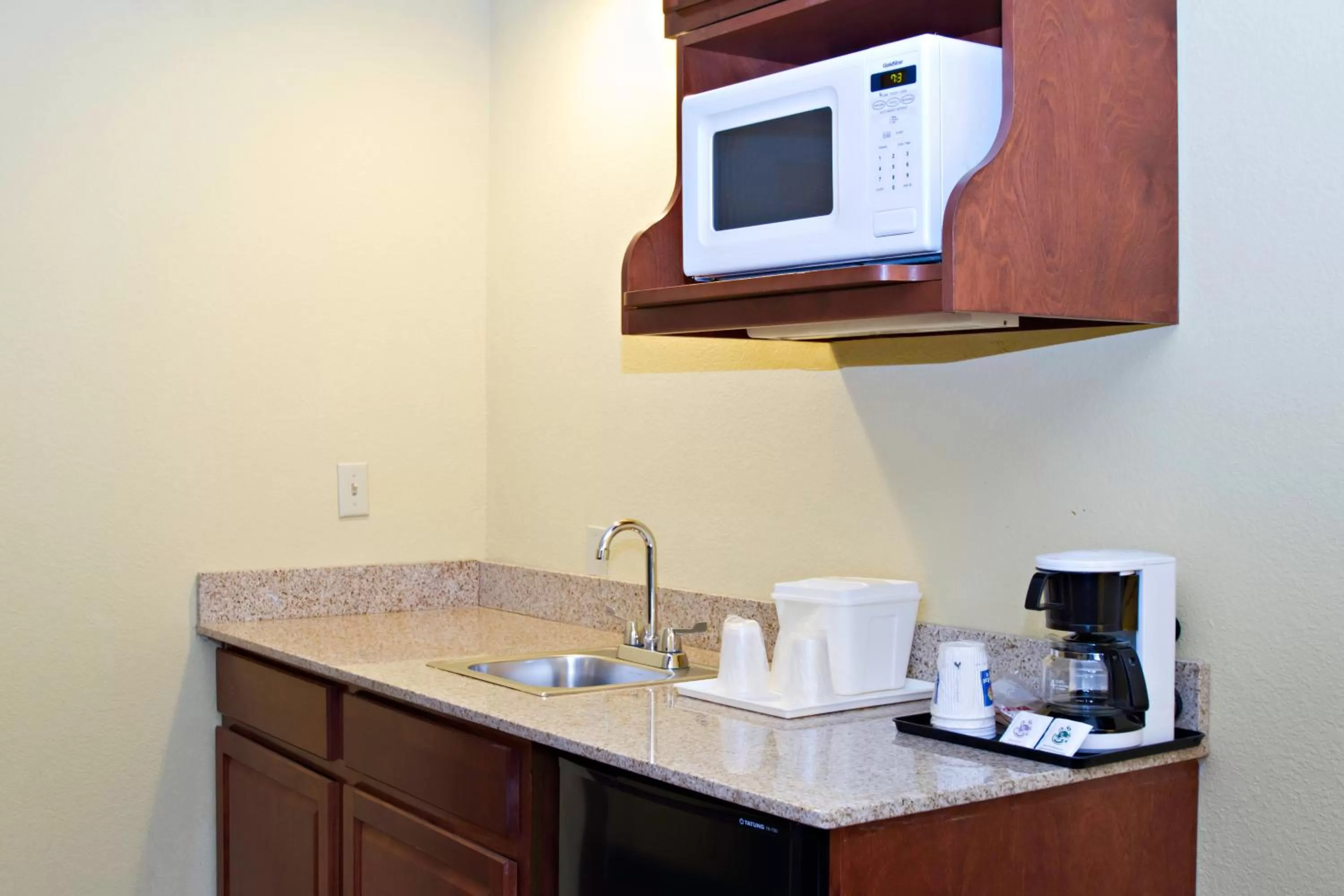 Coffee/tea facilities in Baymont by Wyndham Harrisburg