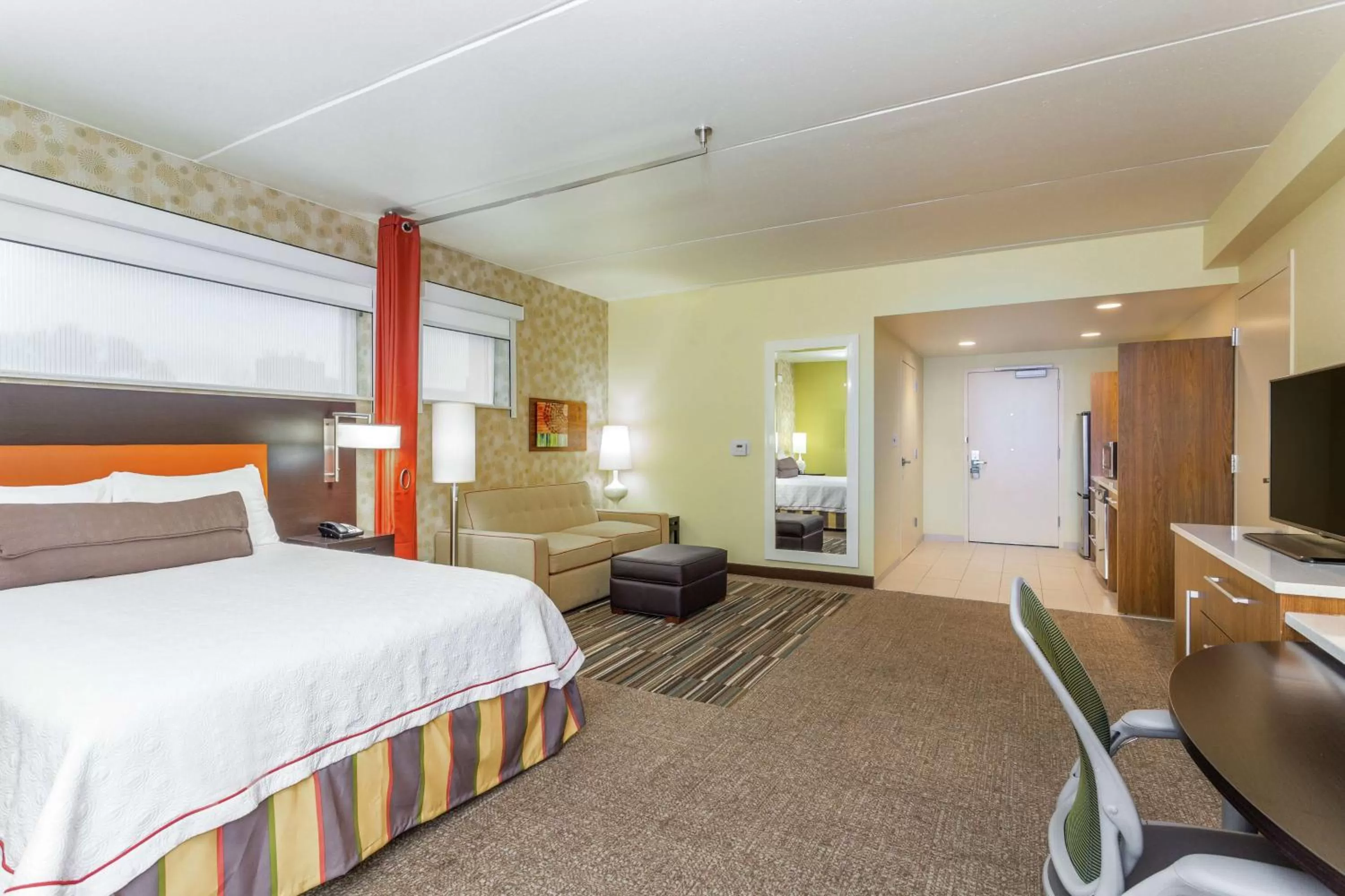 Living room, Bed in Home2 Suites by Hilton Albany Airport/Wolf Rd