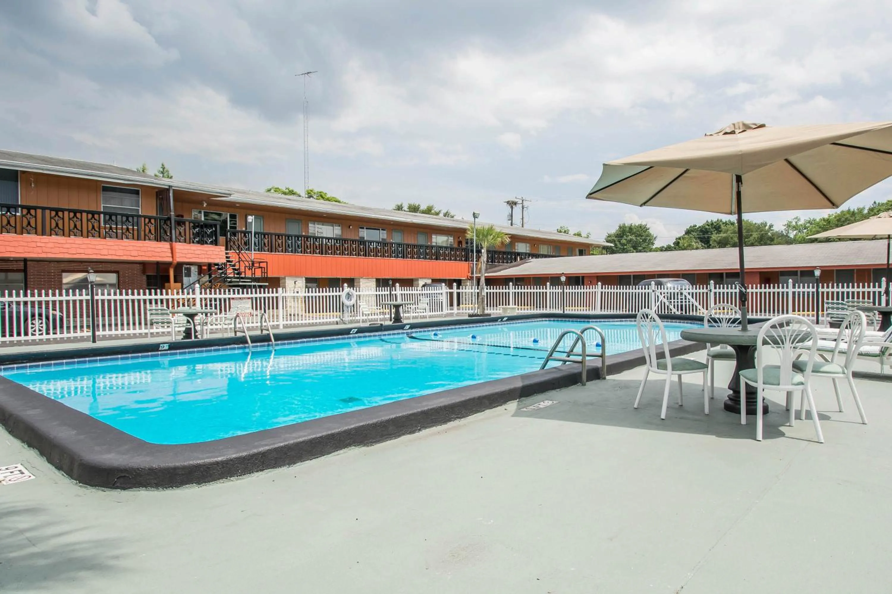 Swimming pool in Rodeway Inn & Suites Winter Haven Chain of Lakes