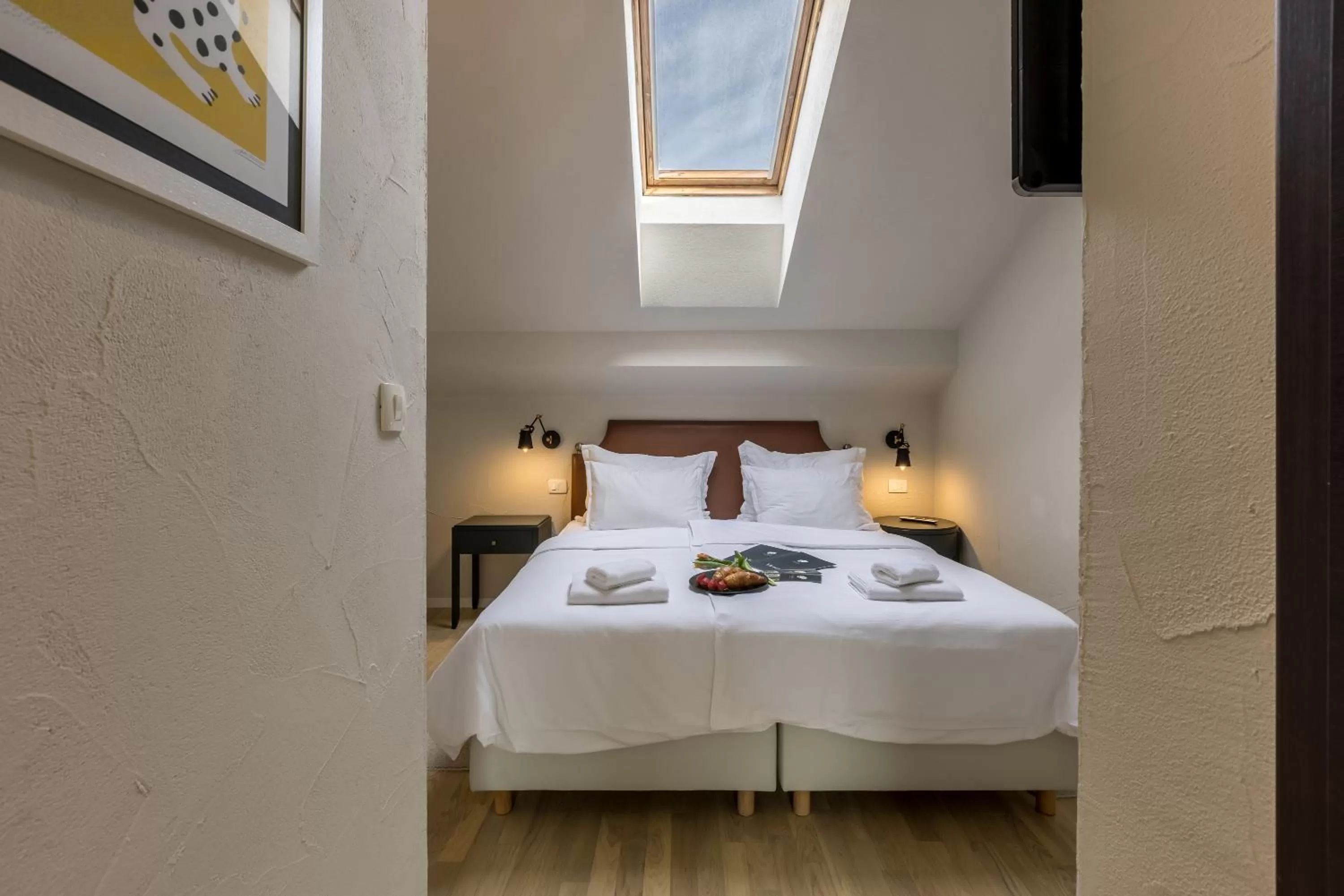 Bed in Leonis Restaurant & Rooms