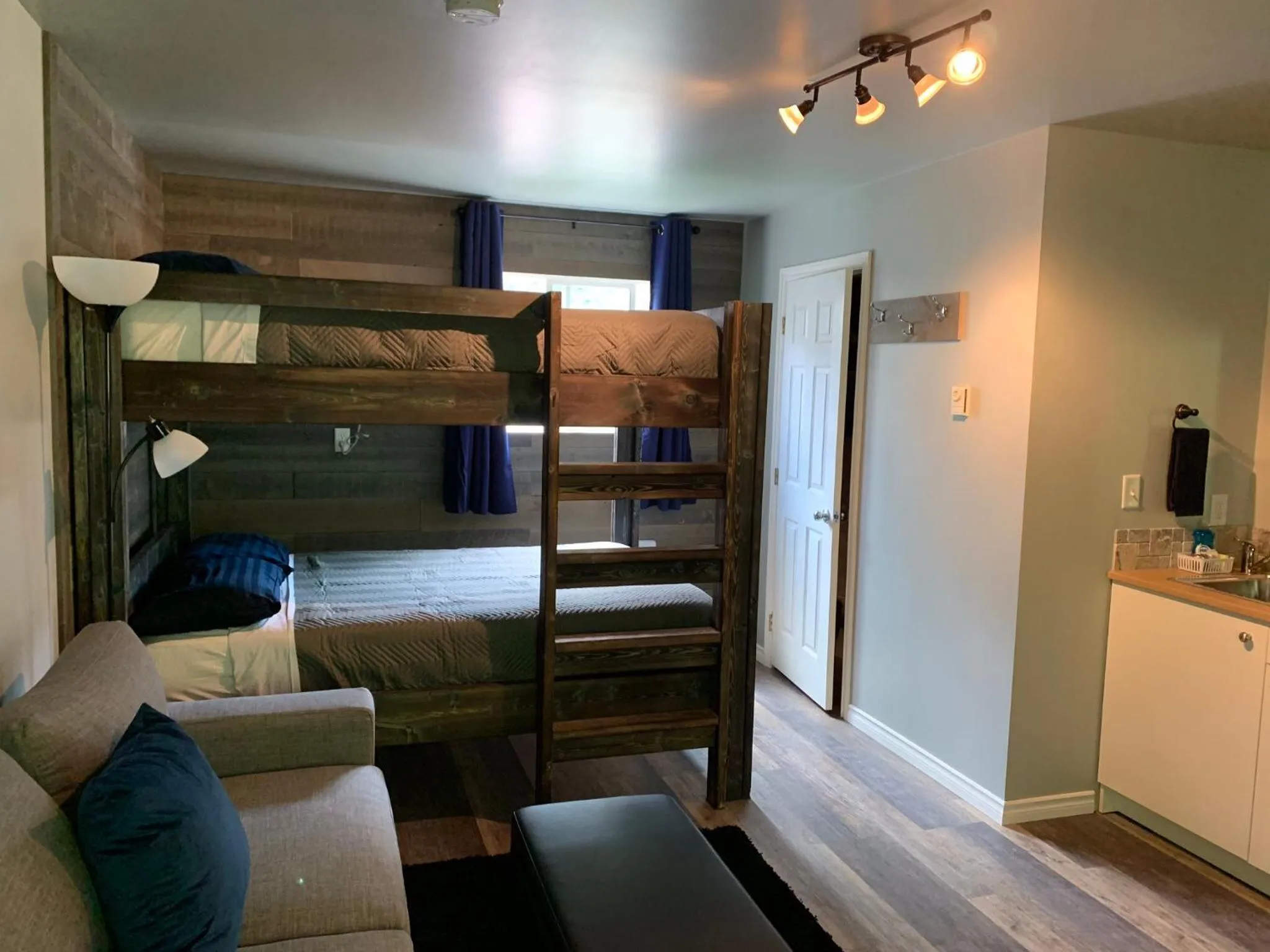 Bathroom in Peaks Lodge