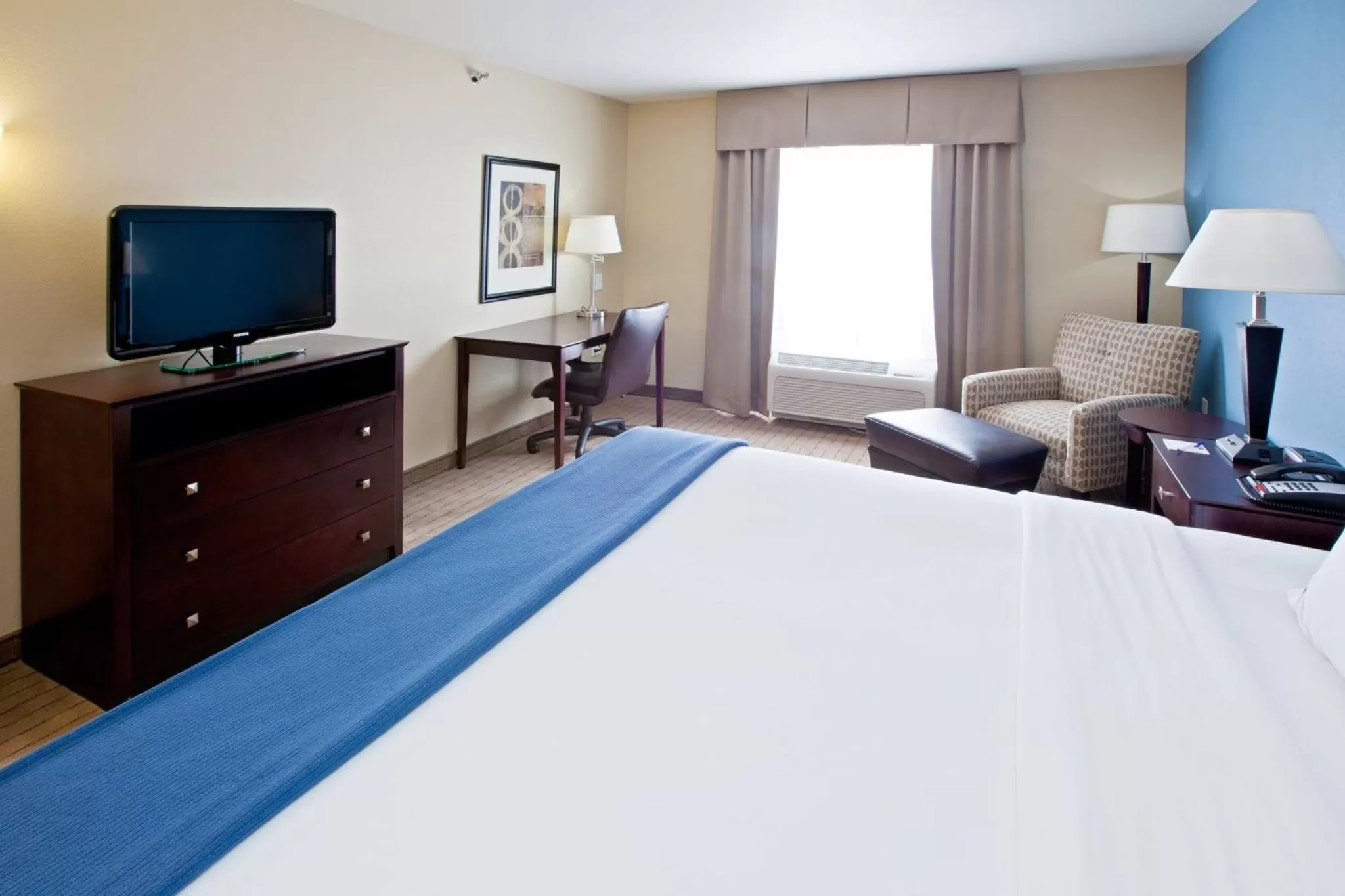 Photo of the whole room, Bed in Holiday Inn Express & Suites Shelbyville Indianapolis by IHG