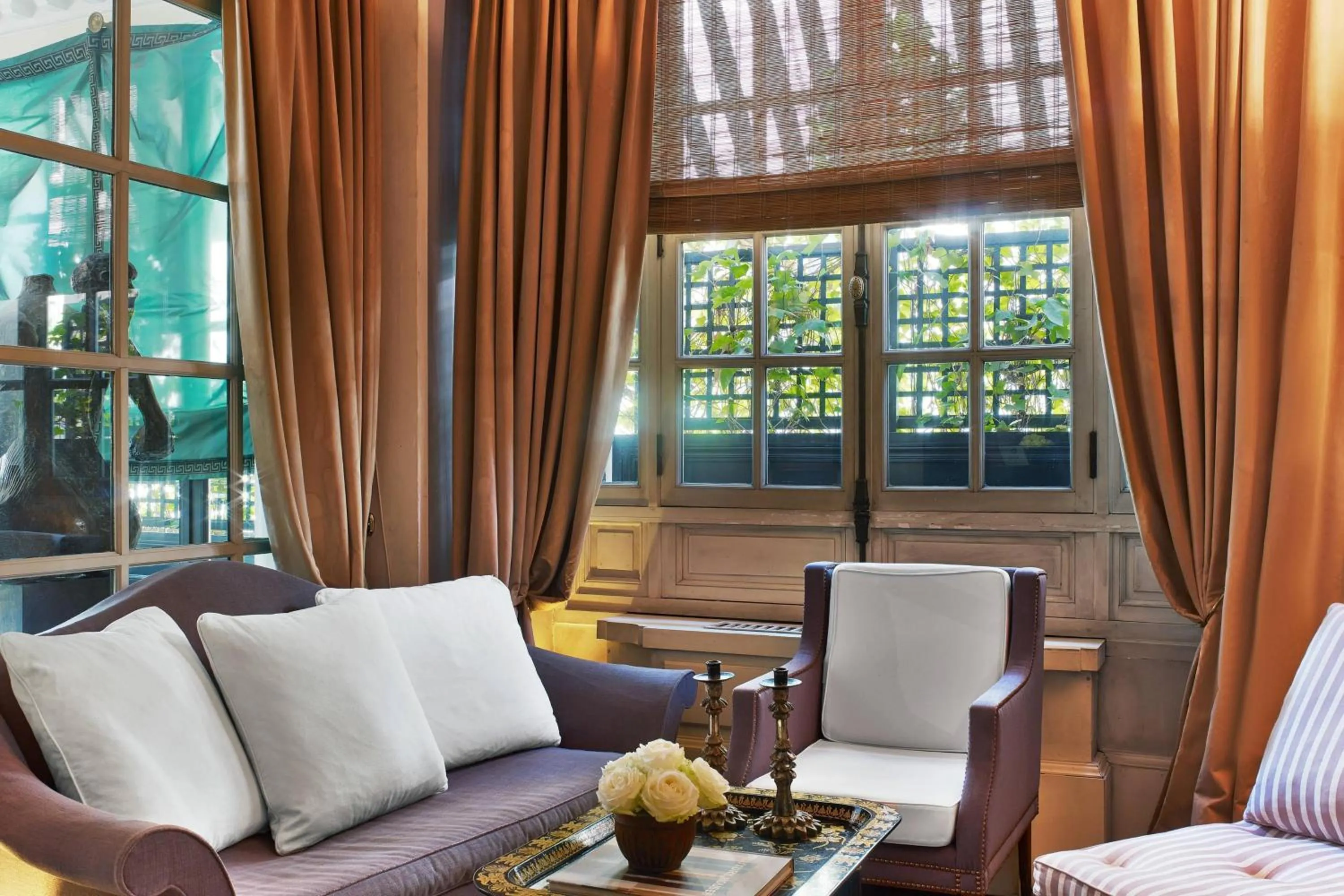 Lounge or bar in Le Dokhan's Paris Arc de Triomphe, a Tribute Portfolio Hotel