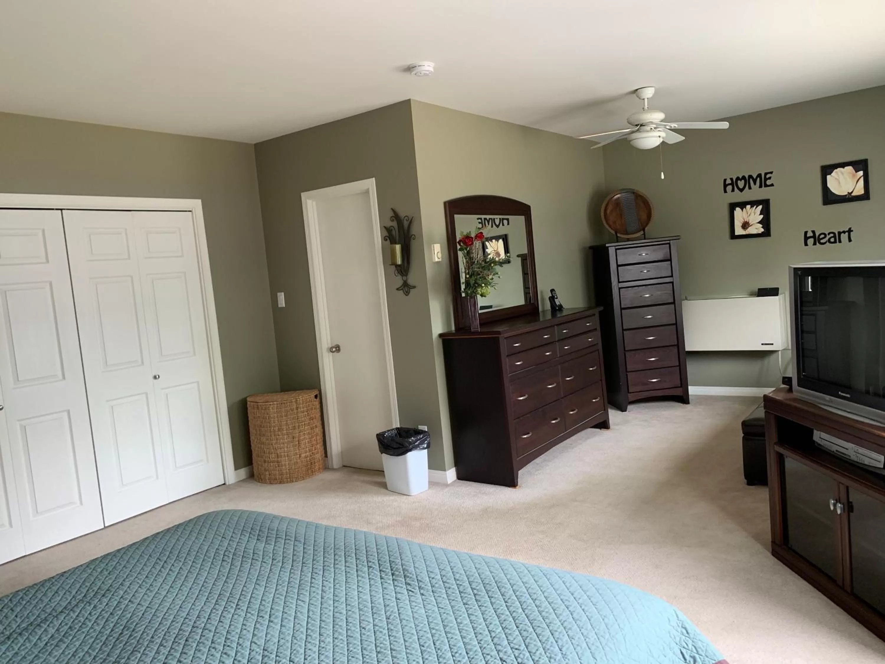 Photo of the whole room, Bed in Dauphin Inn Express