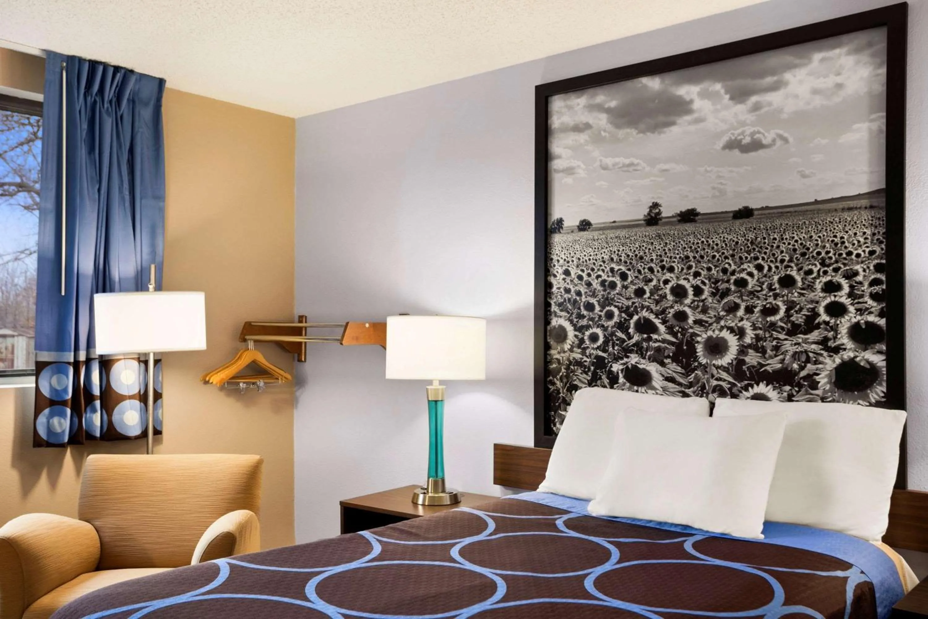 Bedroom, Bed in Americas Best Value Inn Pittsburg