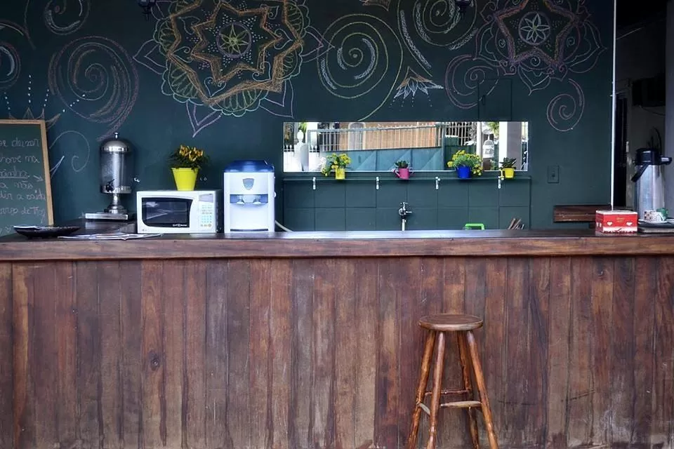 Kitchen or kitchenette in Suítes o Flautista