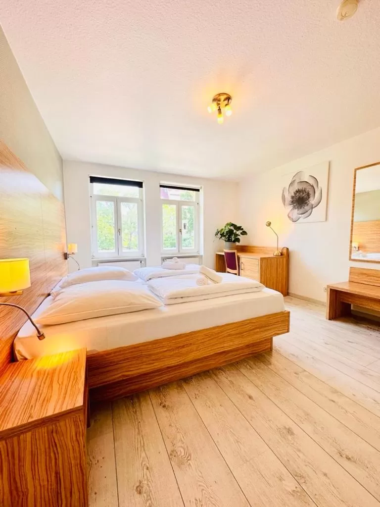 Bed in Saale, Marktplatz Zentrum, Apartmenthaus am Dom von Plant Room