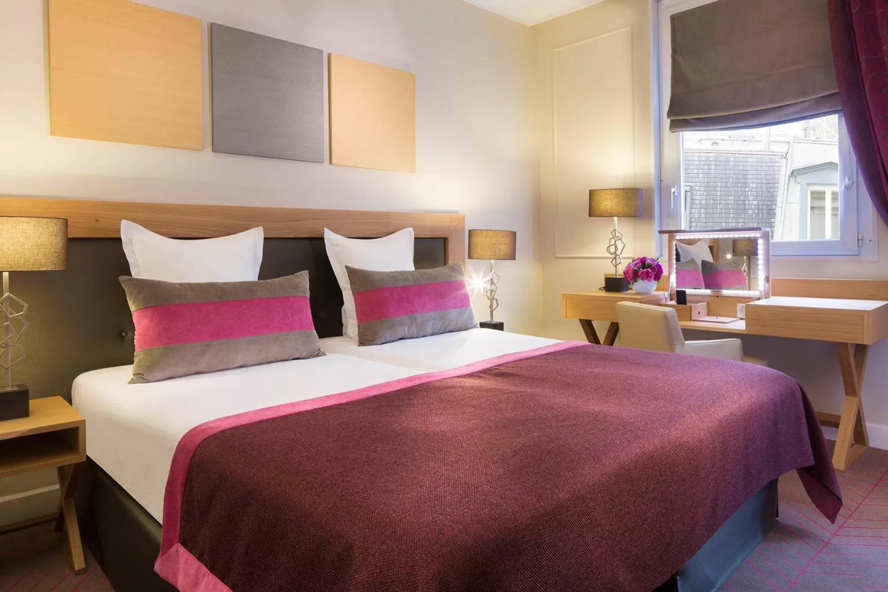 Bed in Hôtel Galileo Champs Elysées