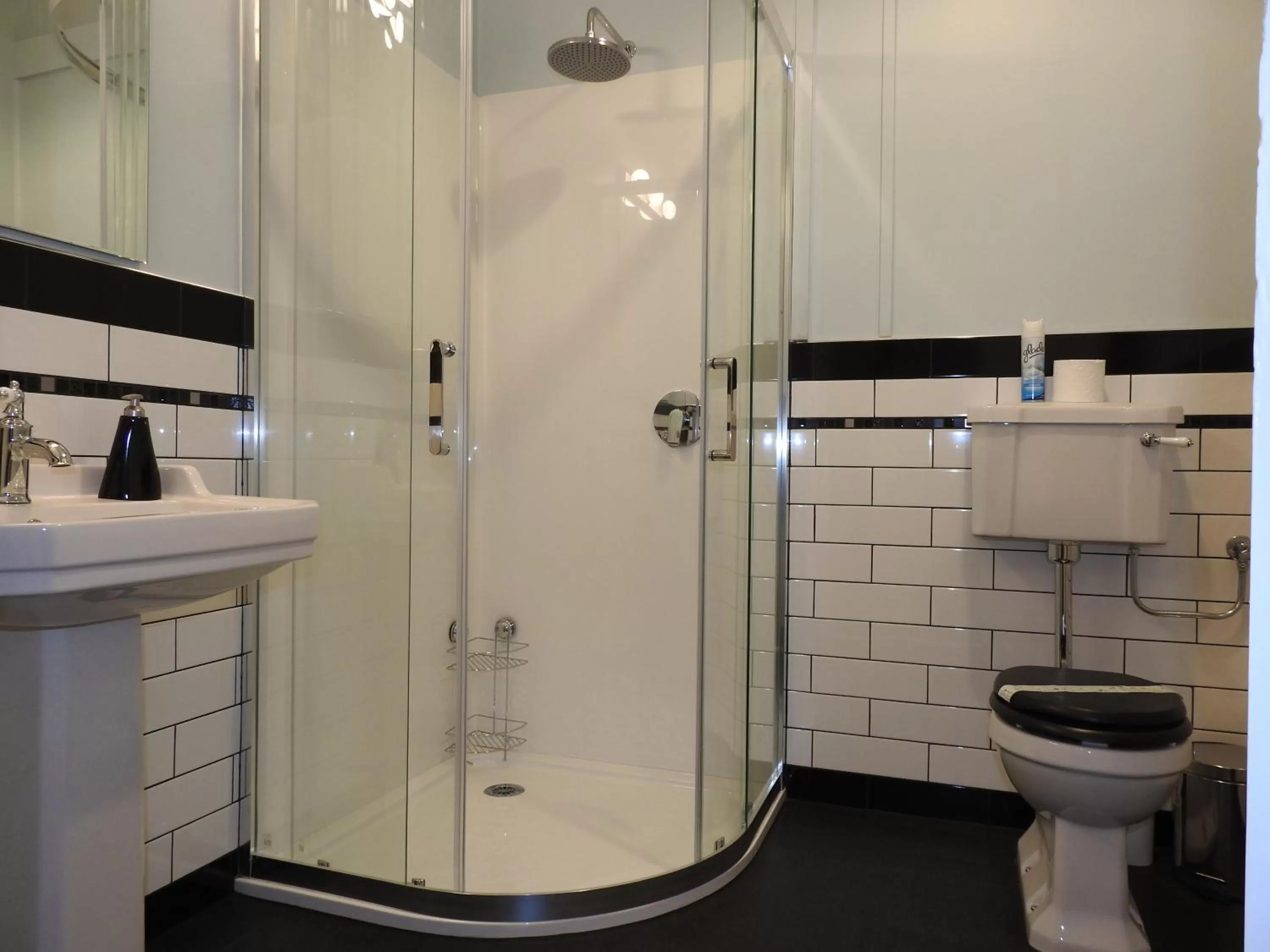 Shower, Bathroom in Gardner Court Motel
