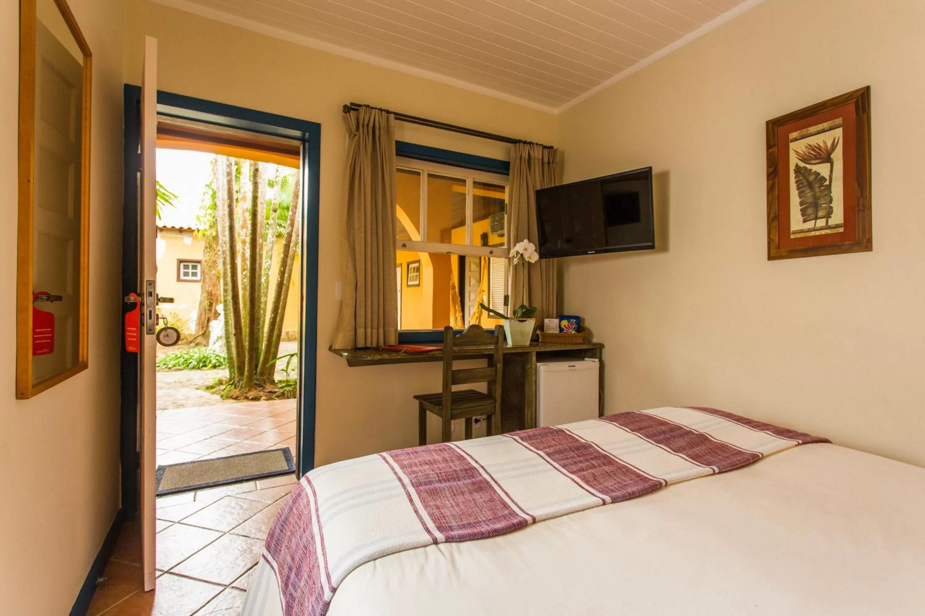 Photo of the whole room, Bed in Pousada Corsario Paraty