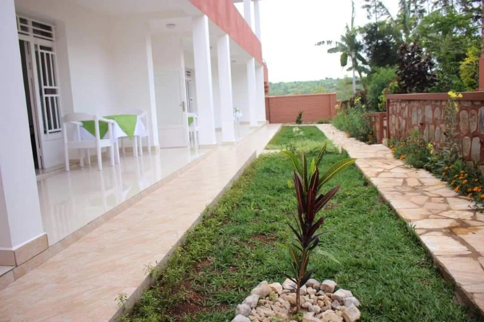 Patio in Hôtel Maisons-Sifa