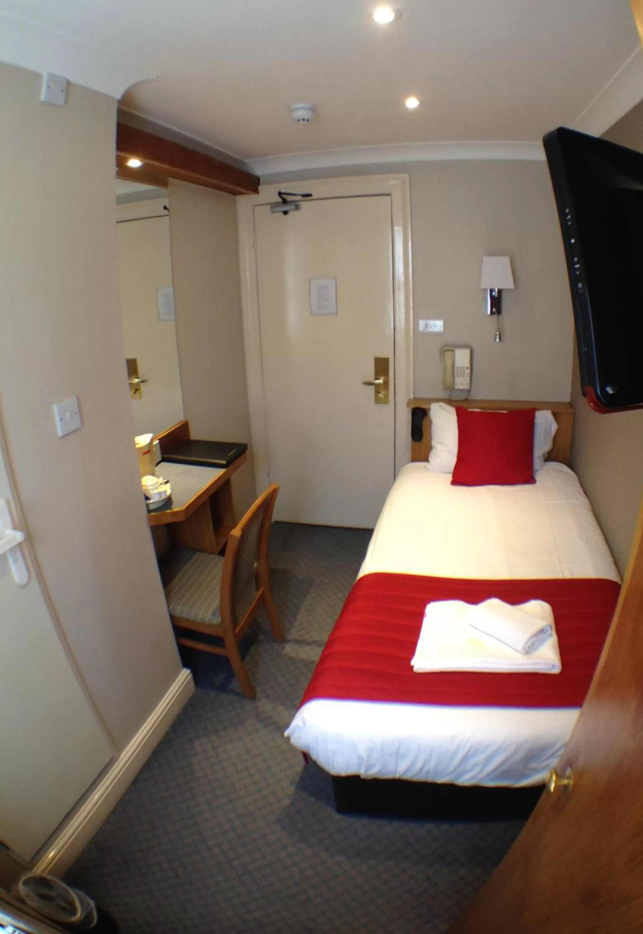 Photo of the whole room, Bed in Columbus Hotel