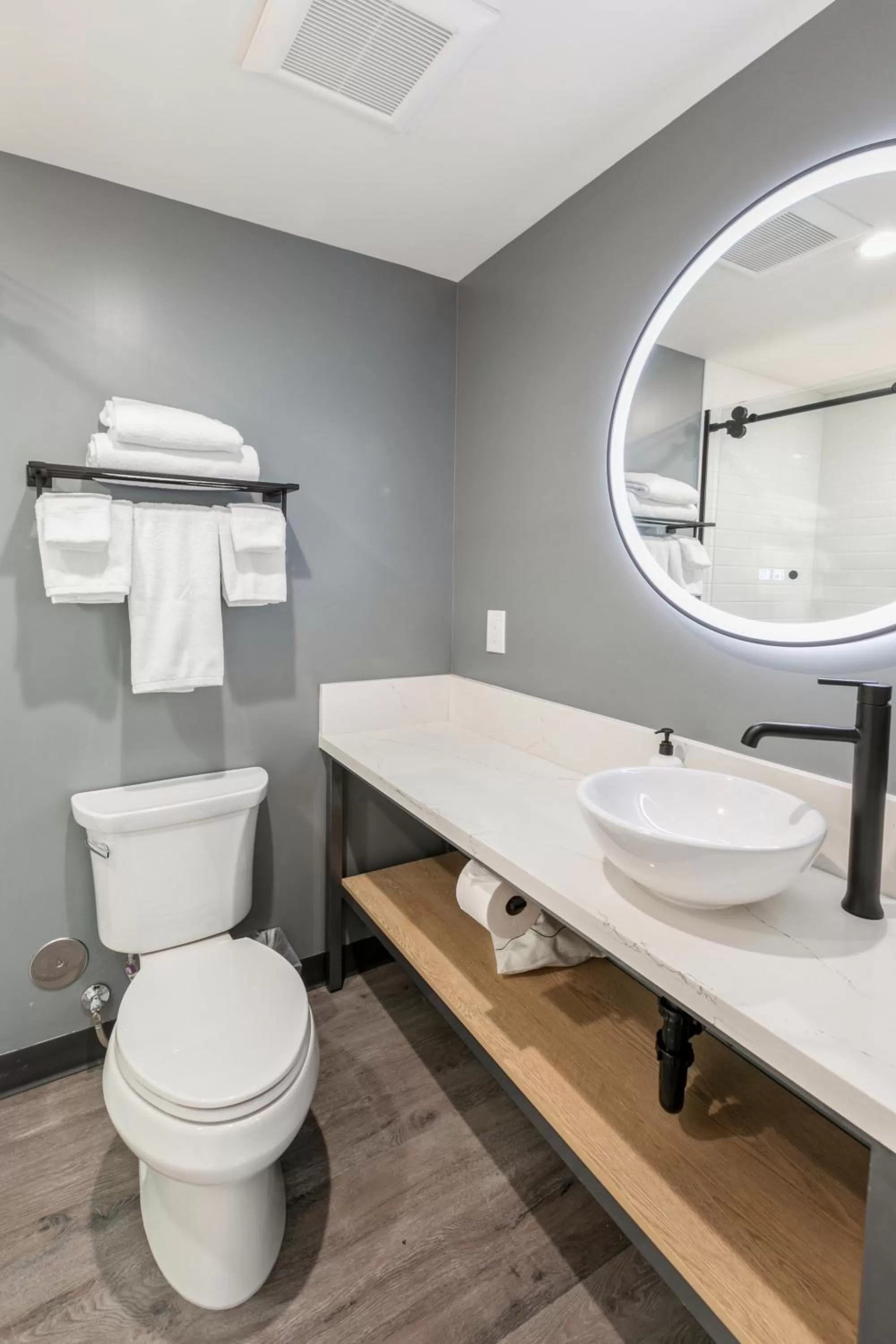 Shower in Kasa Niche Hotel Redwood City