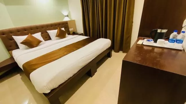Bedroom, Bed in Hotel Plaza Heights by RAK Rooms, Mangaluru