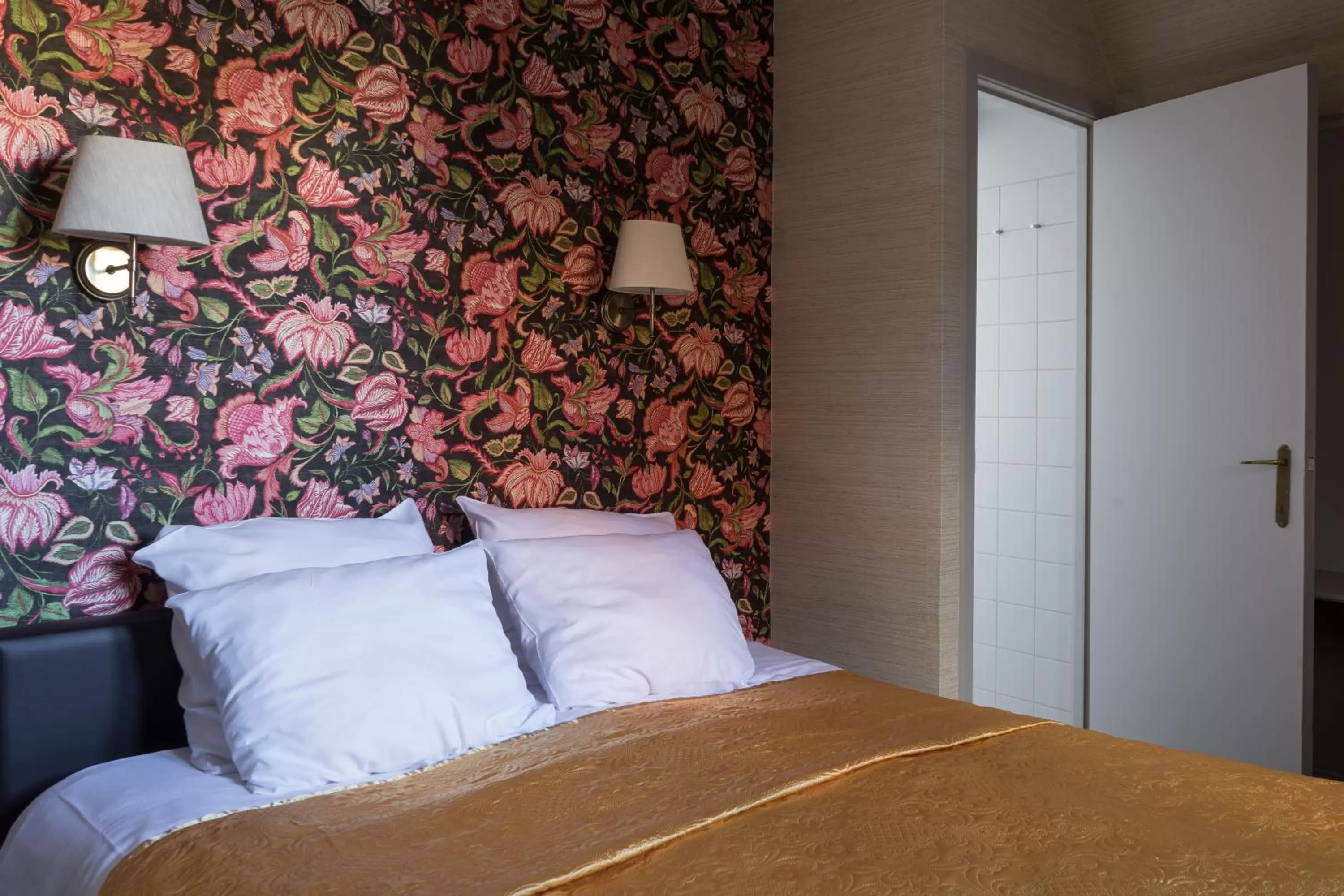 Photo of the whole room, Bed in Hotel Duc De Bourgogne