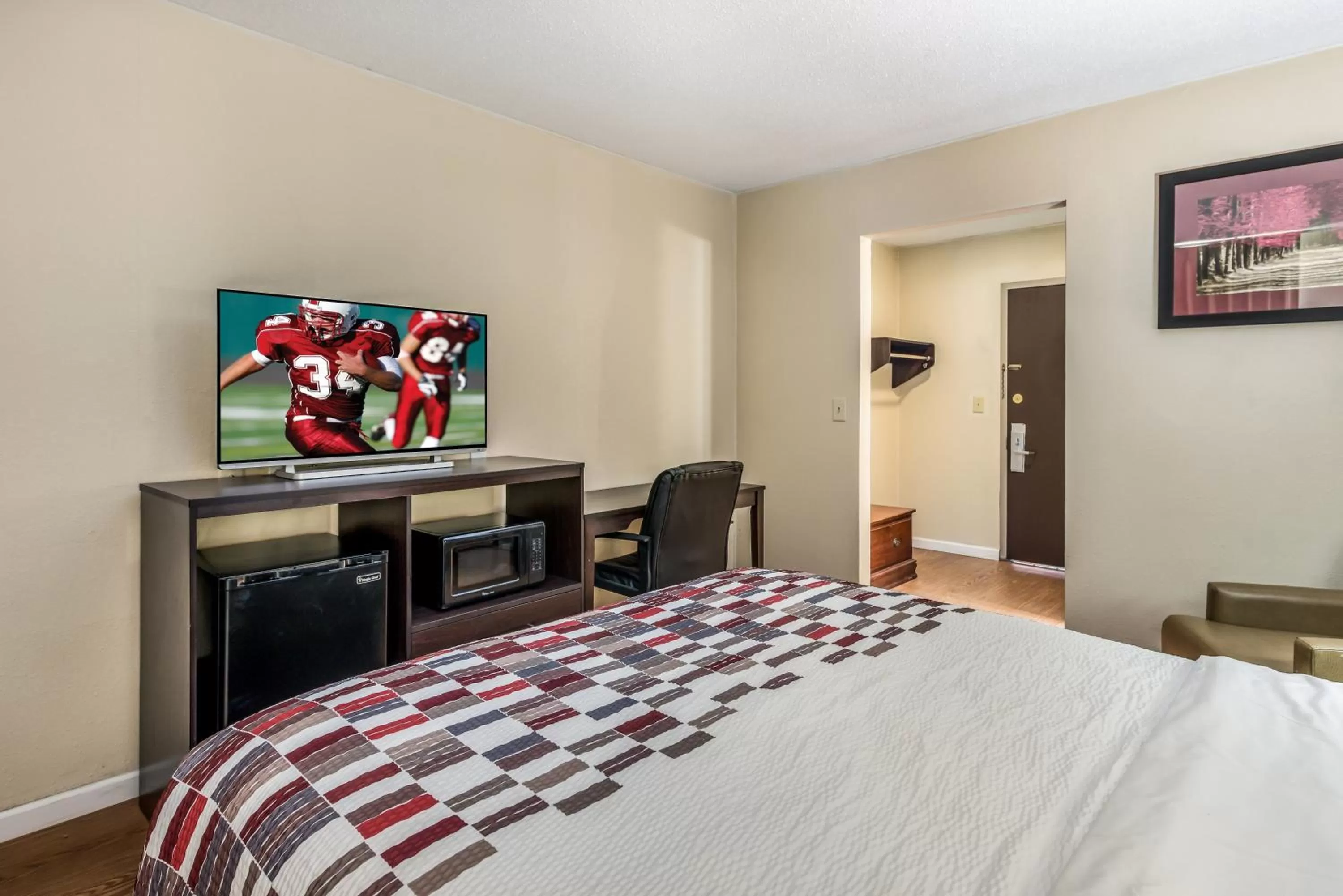 Photo of the whole room, Bed in Red Roof Inn & Suites Wapakoneta