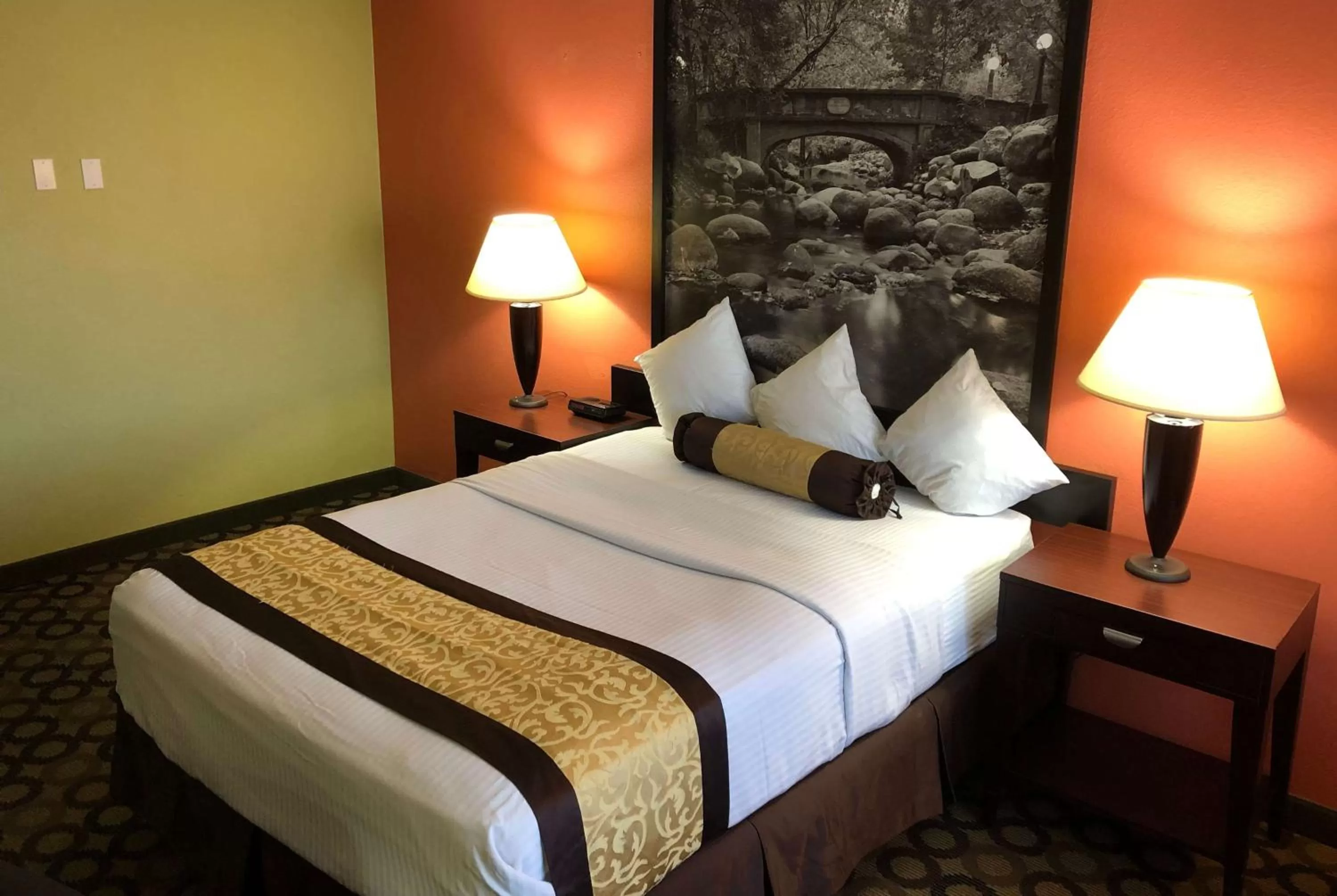 Photo of the whole room in Super 8 by Wyndham Ontario