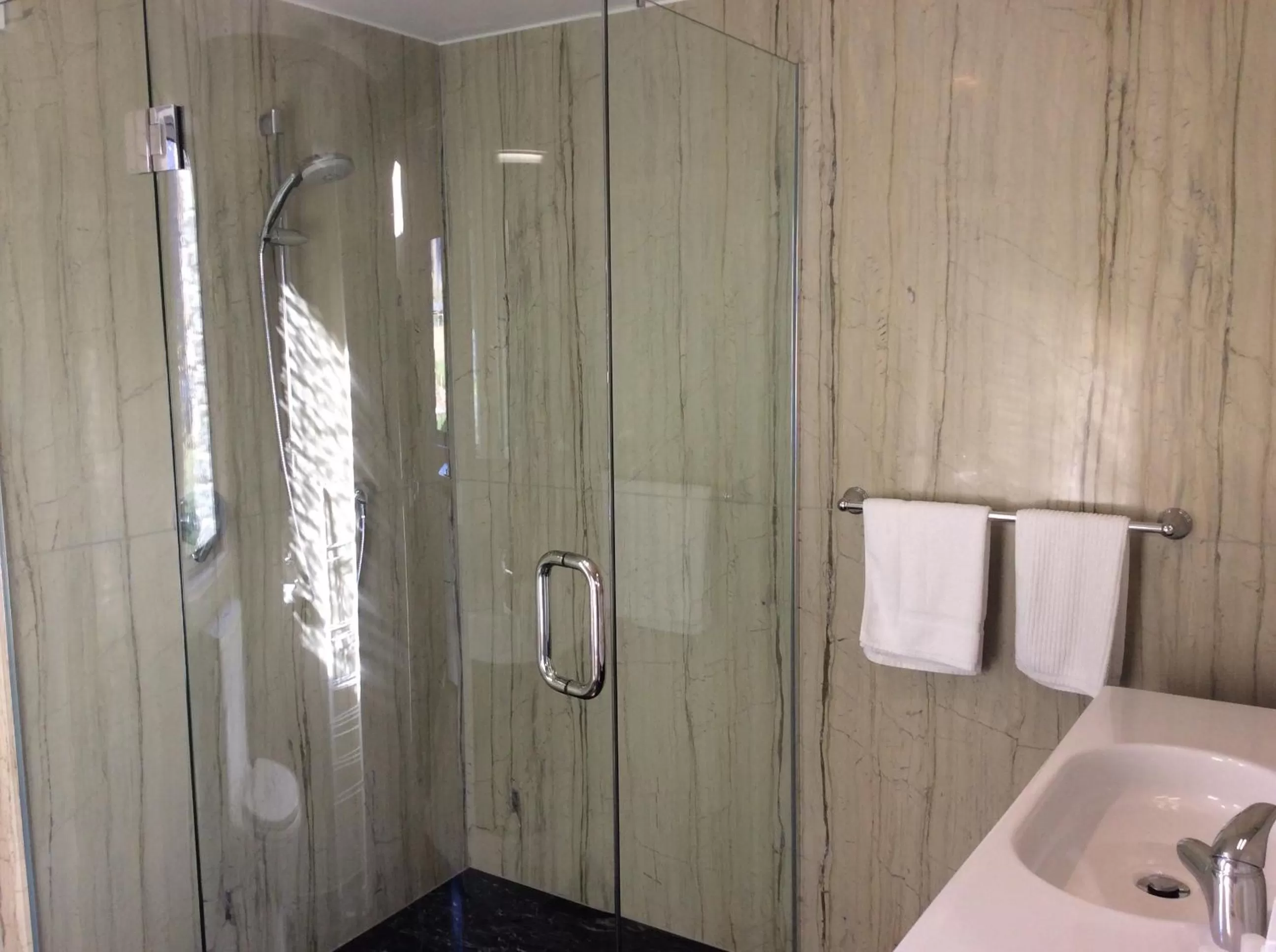 Bathroom in Golfcourse Road Chalets and Lodge