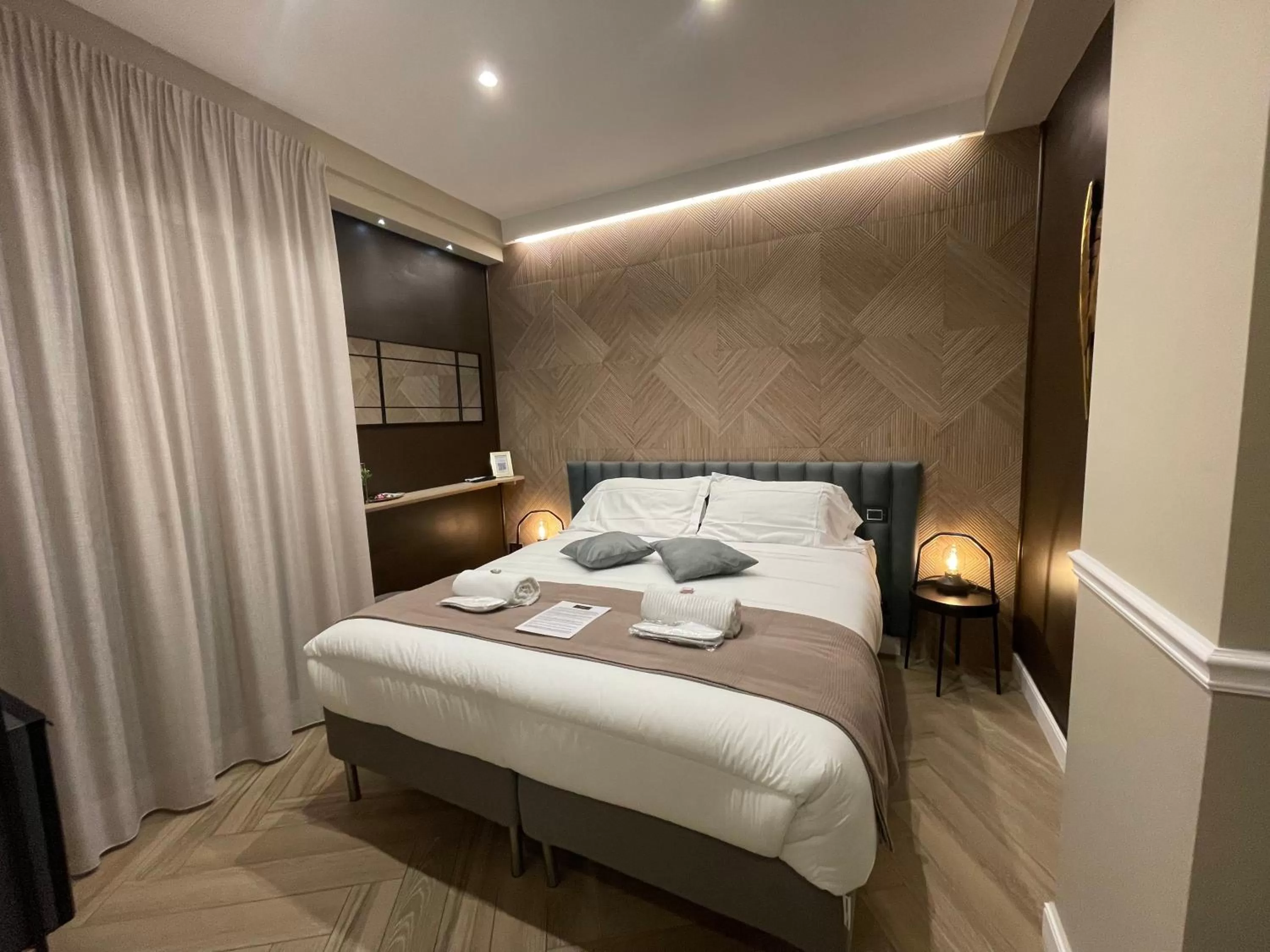 Bed in Pompeii Central Home