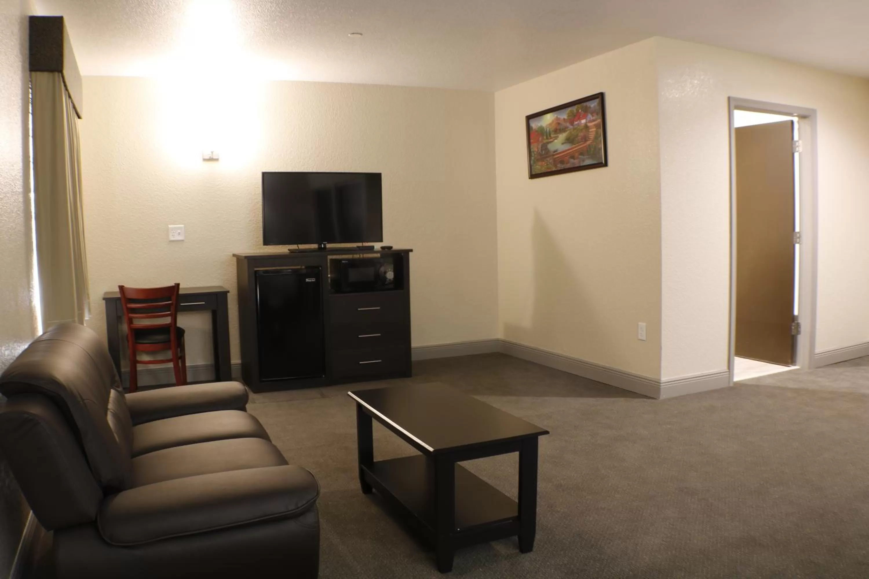 Communal lounge/ TV room, TV/Entertainment Center in Pioneer Inn