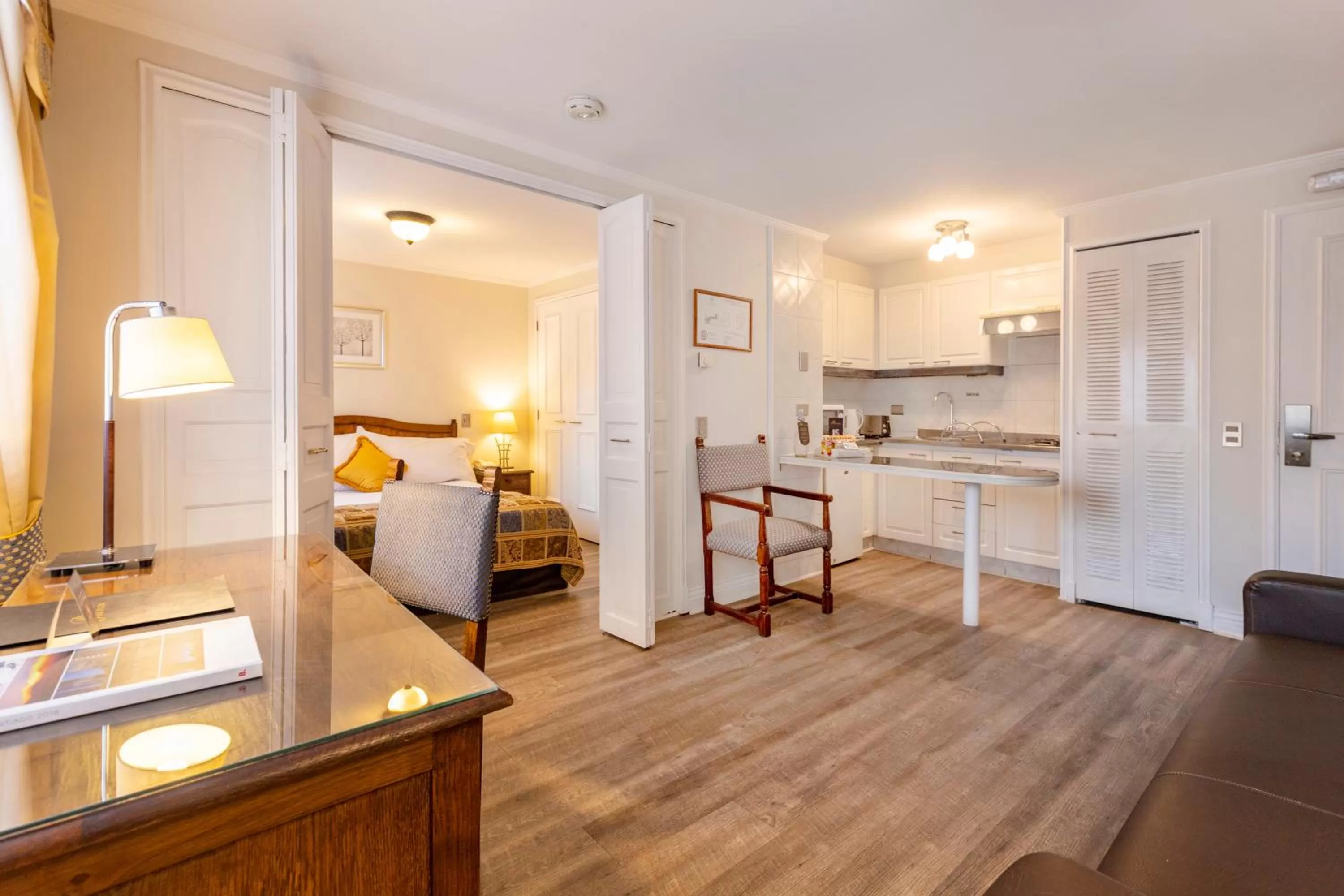 Kitchen or kitchenette, Bed in Park Plaza Apartments