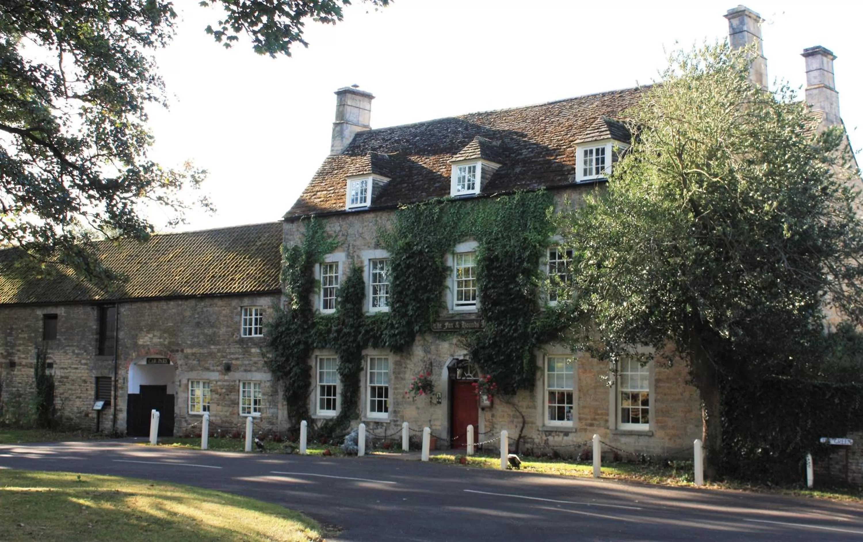 Facade/entrance in The Fox and Hounds