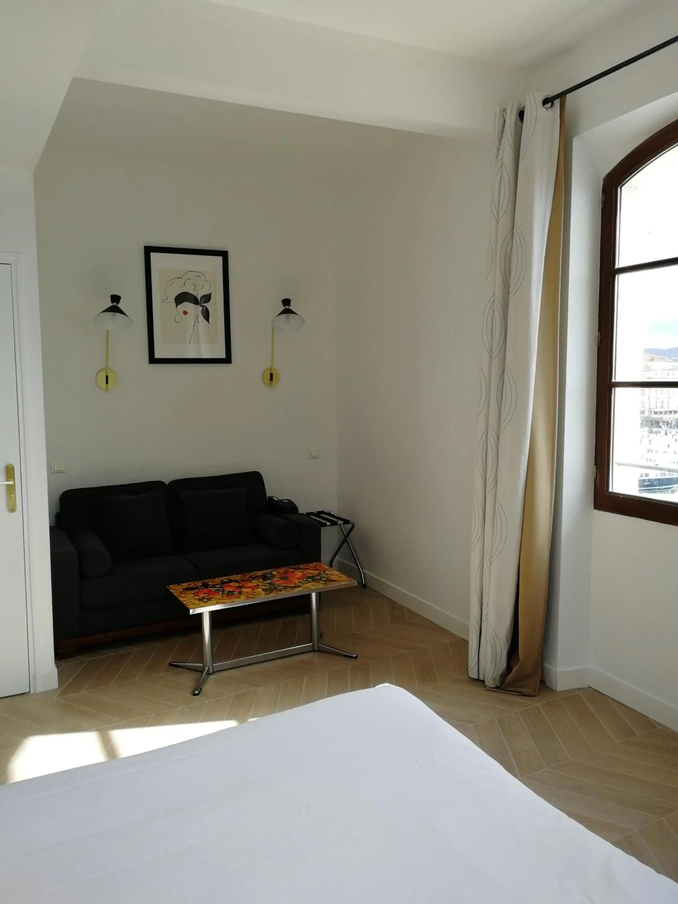 Living room, Bed in Hotel Belle-Vue Vieux-Port