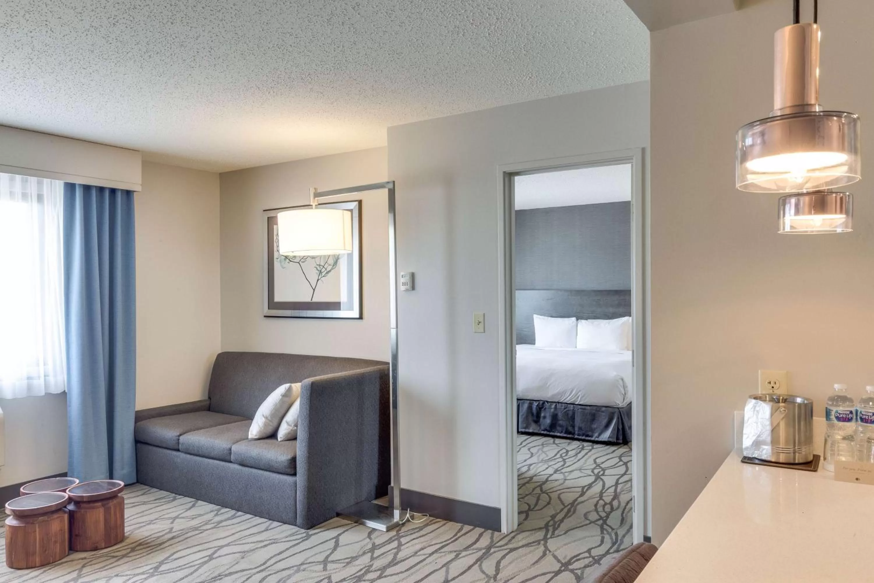 Living room, Bed in DoubleTree by Hilton Racine Harbourwalk