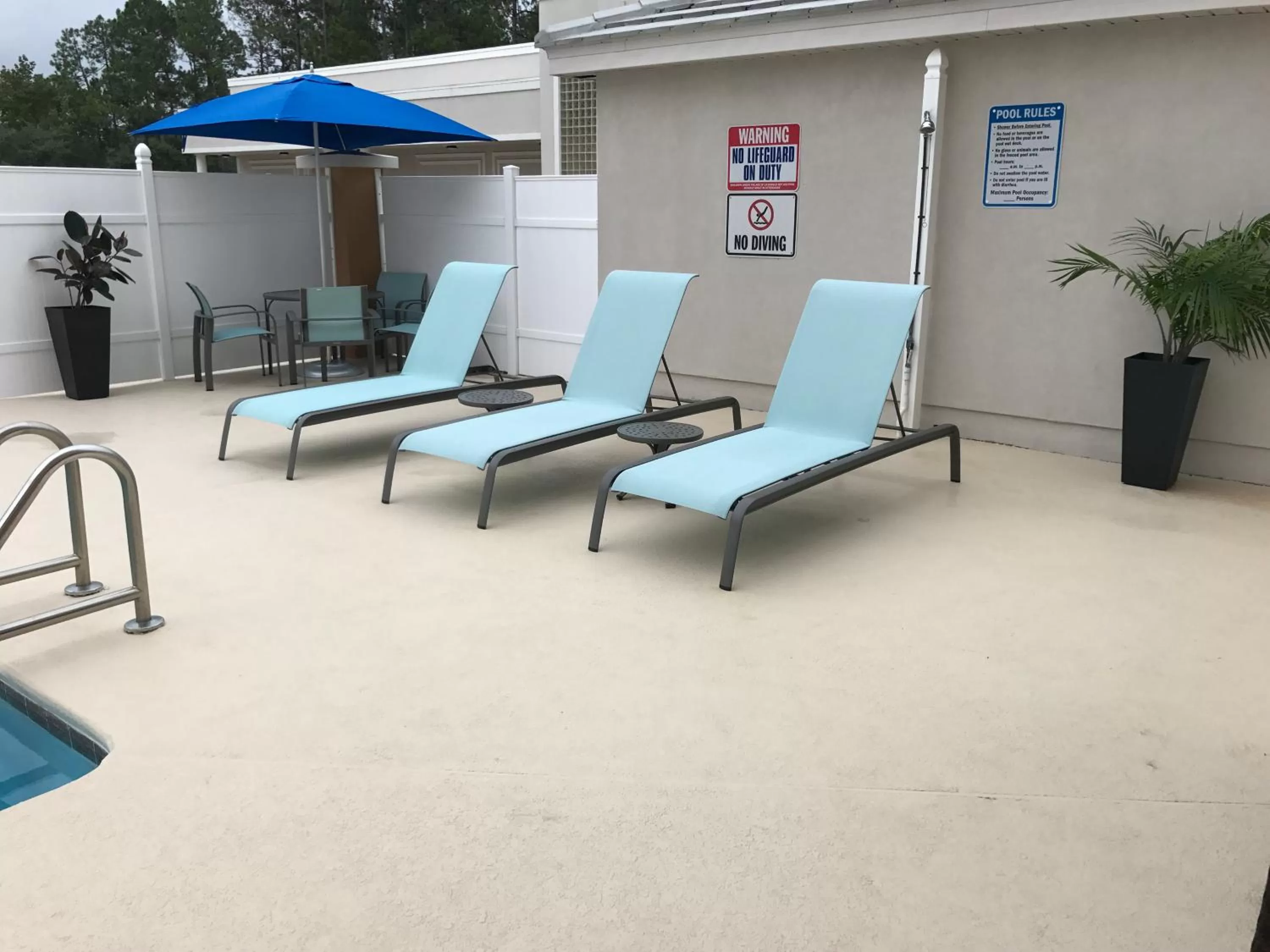 Swimming pool in Holiday Inn Express & Suites. by IHG