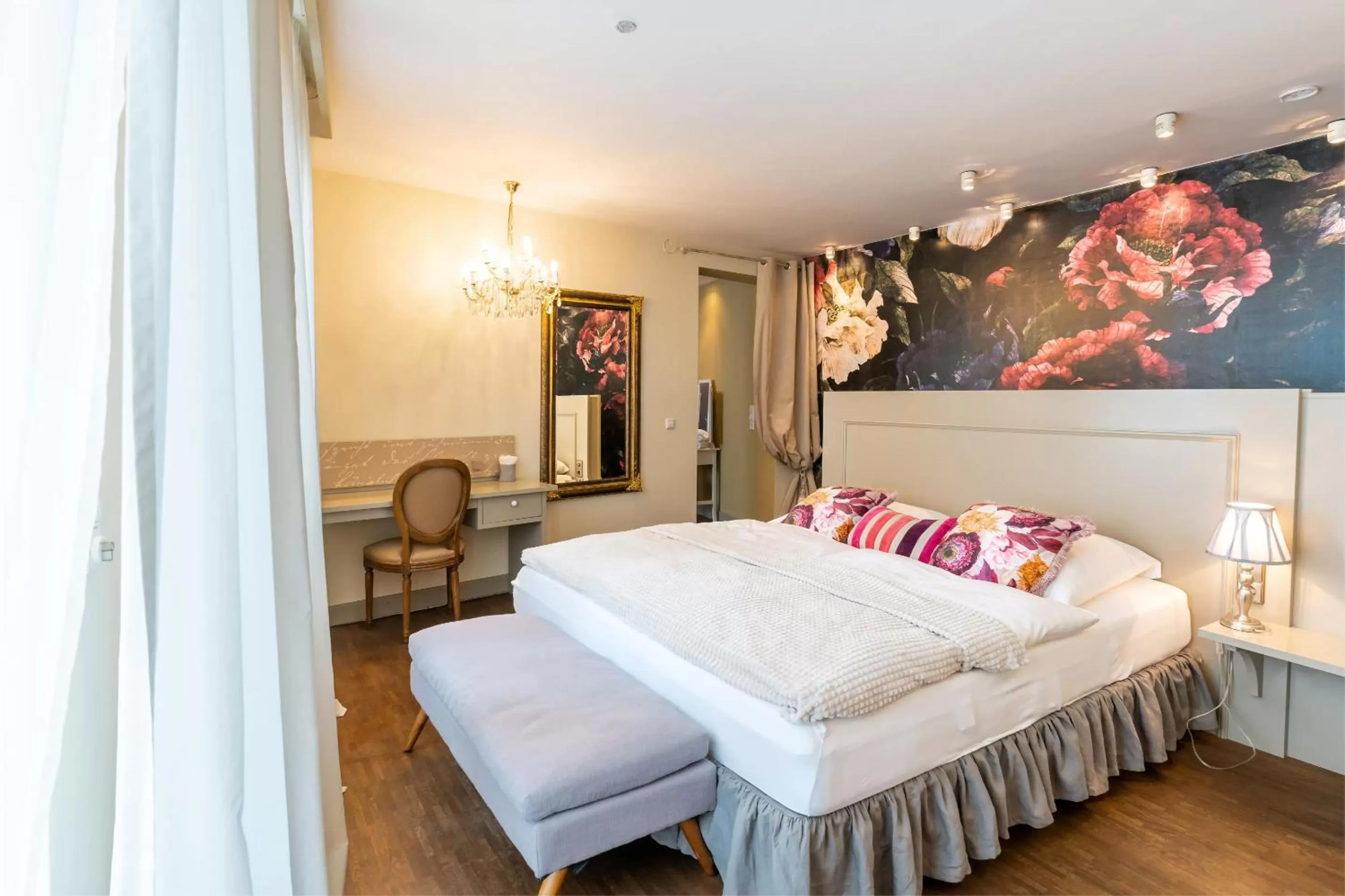 Bedroom, Bed in Hotel Schiller