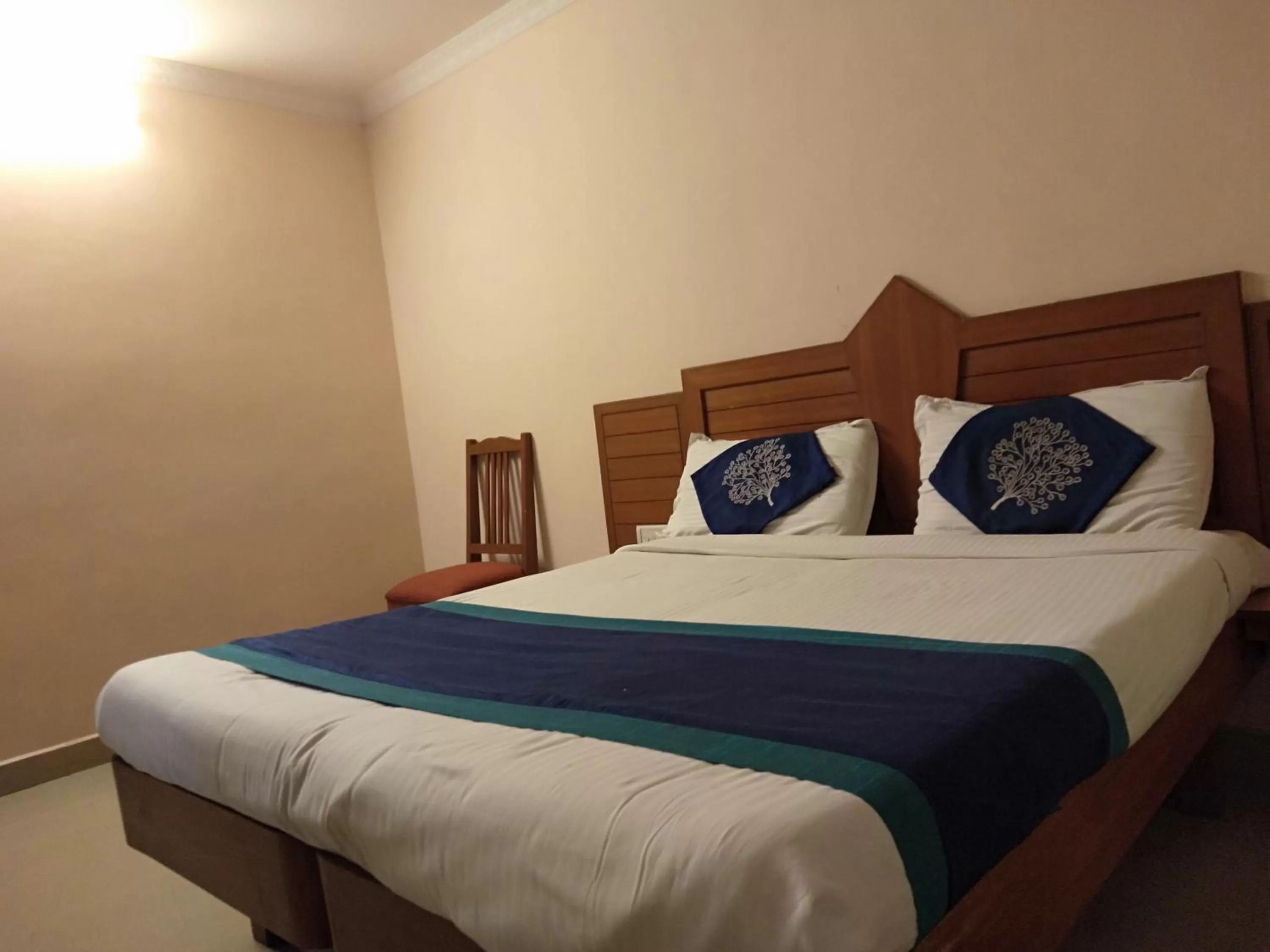 Bed in Silver Cloud Hotel Sholinganallur