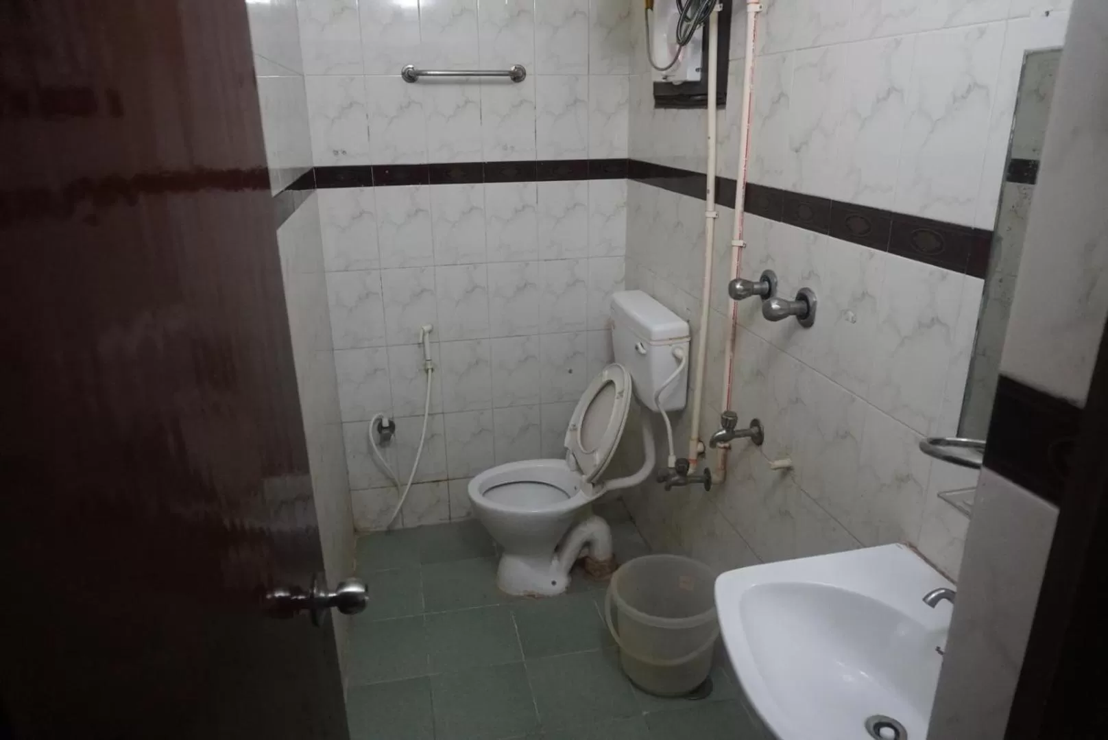 Bathroom in The Dolphin Park Hotel, Virugambakkam