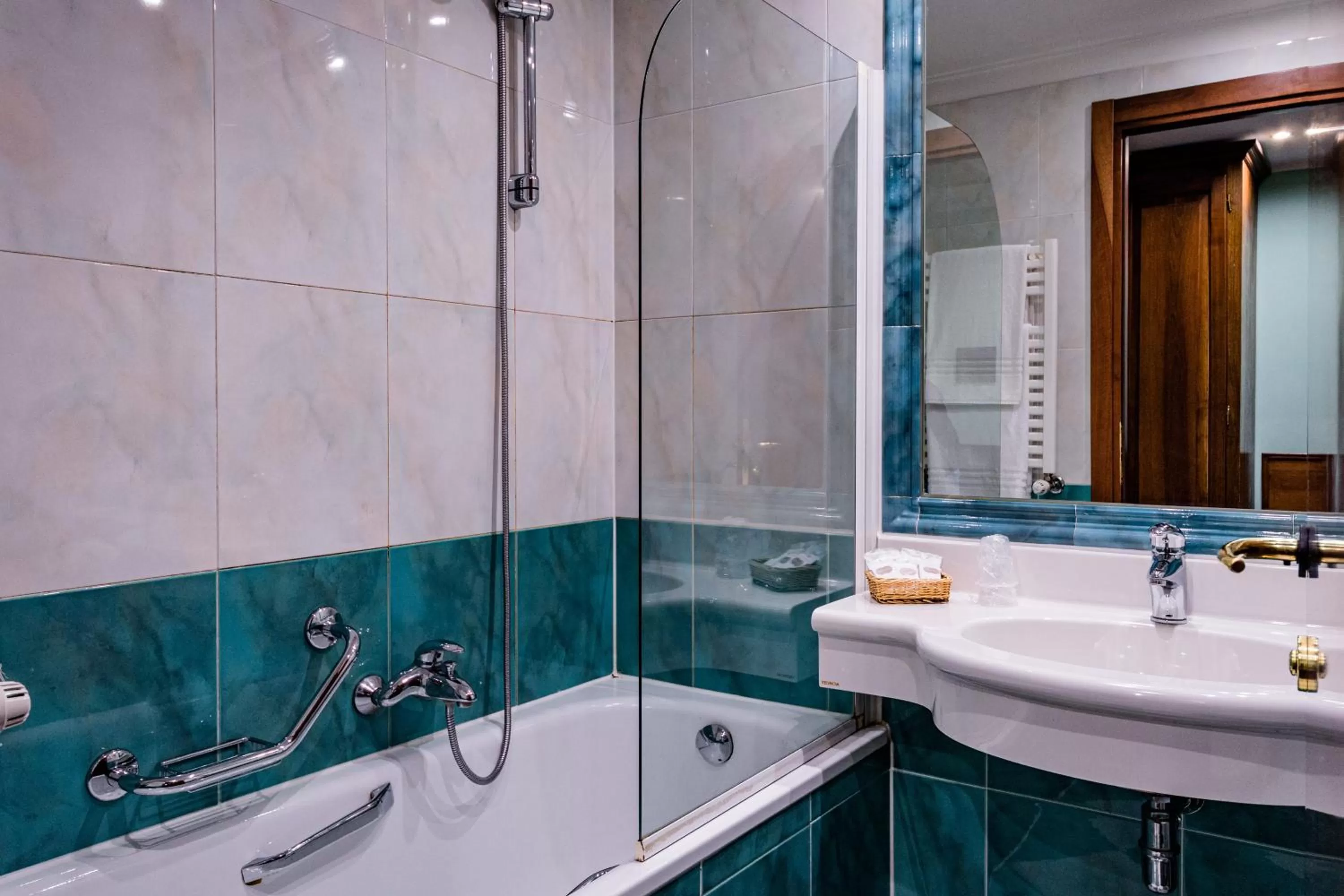 Toilet in Hotel Lucrezia Borgia